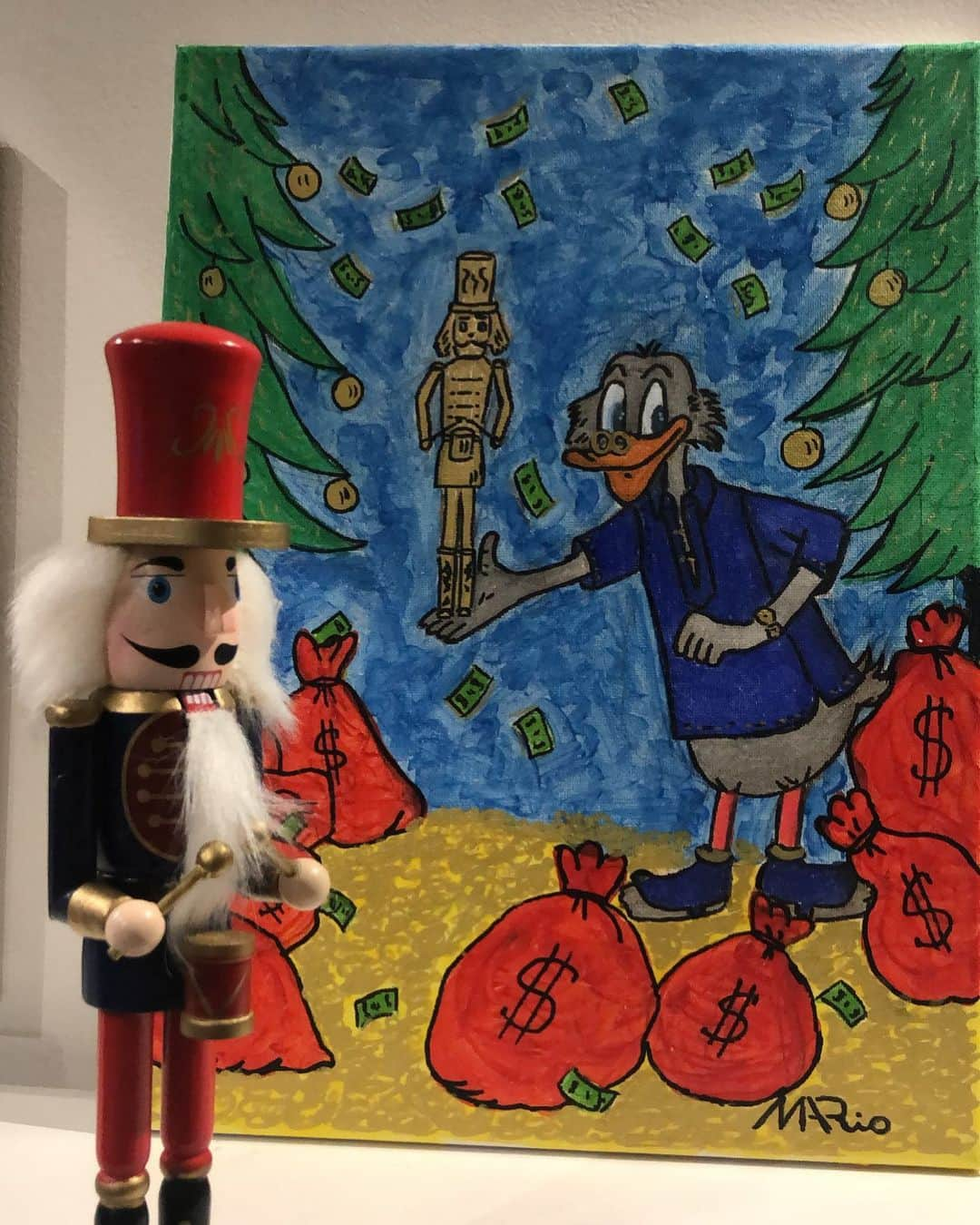 マリオムスカリエッロのインスタグラム：「Christmas Is Coming! #christmas #paint #mariomuscariello #scroogemcduck #cassenuisette #sciaccianoci #nutscracker #caprishirt #mariomuscariello」