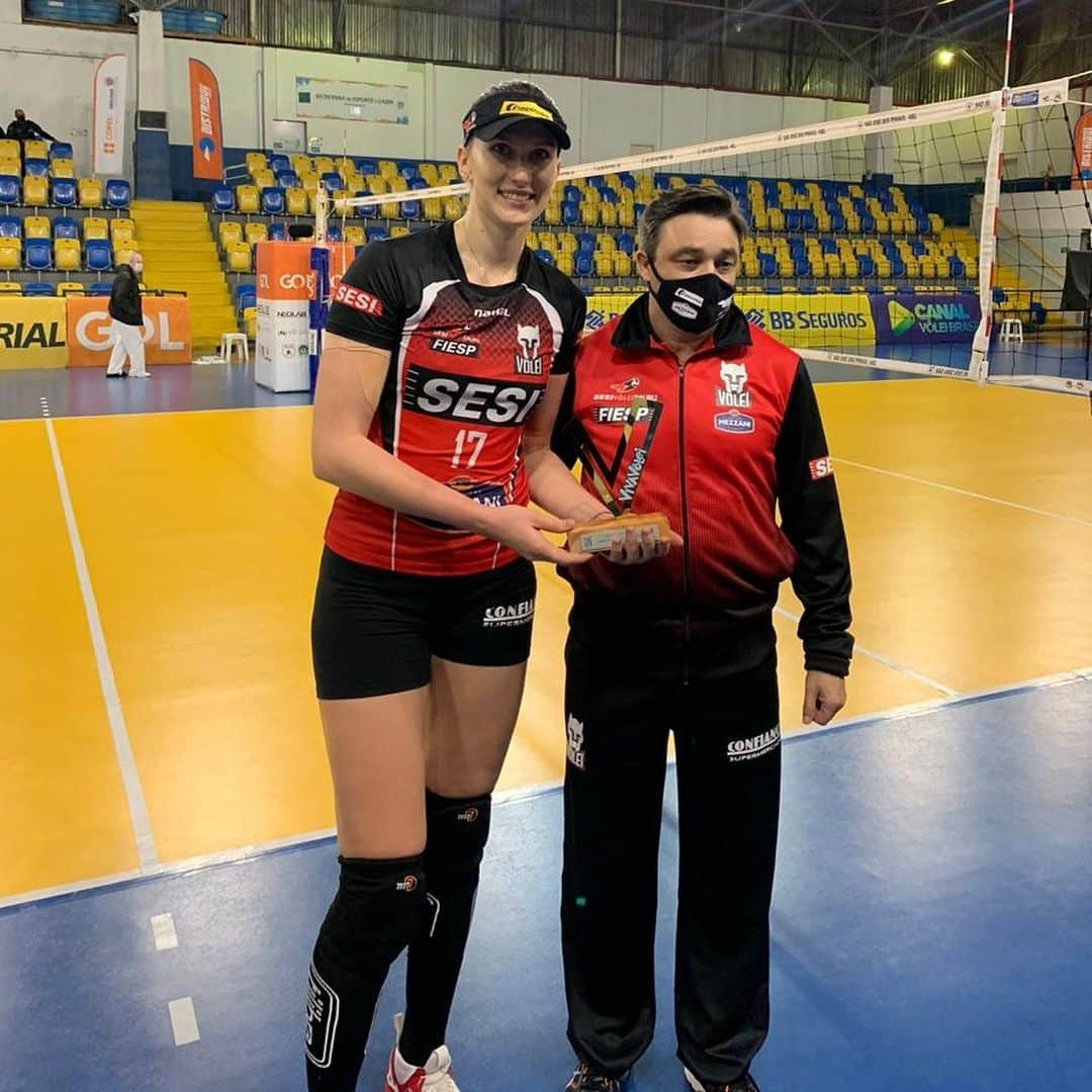 ポリーナ・ラヒモワさんのインスタグラム写真 - (ポリーナ・ラヒモワInstagram)「First trofy Viva Volei in season 2020-21 ! Thanks team @sesivoleibauru ! Special thanks for @feisis15 that was good job for Google Tradutore kkk😂 😘 #vivavolei #happyme #covidbeated #appreciate #PR17」11月29日 3時55分 - polina_rahimova