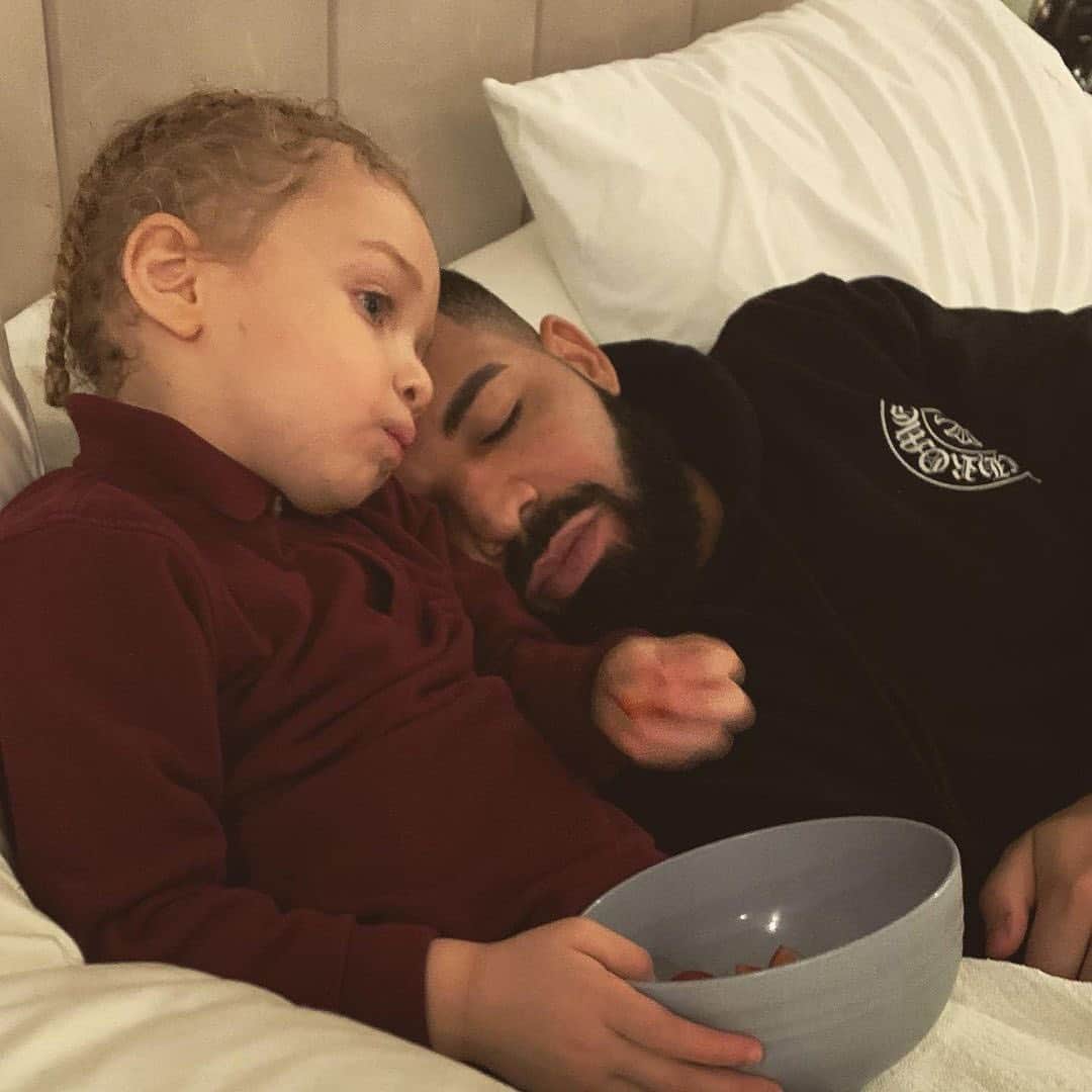 E! Onlineさんのインスタグラム写真 - (E! OnlineInstagram)「Drake only loves his bed and his son he's sorry. (📷:@champagnepapi)」11月29日 4時03分 - enews