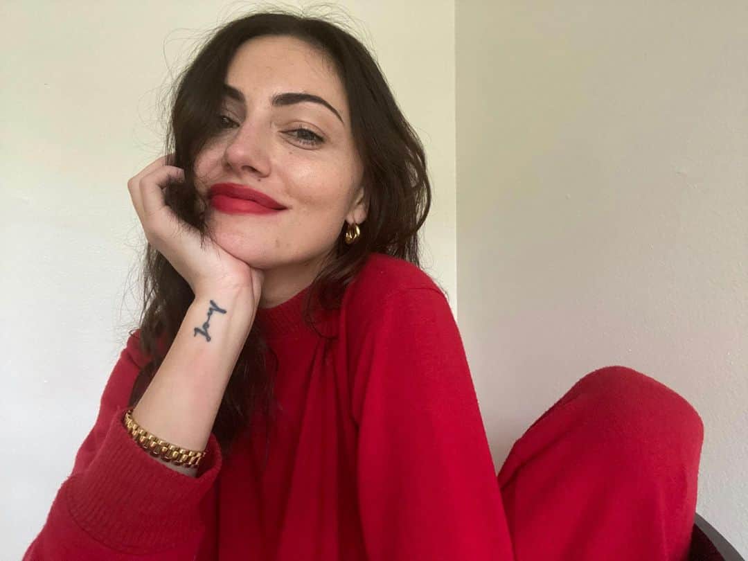 Vogue Beautyさんのインスタグラム写真 - (Vogue BeautyInstagram)「“It’s so easy to use that I don’t even need to look in the mirror,” says @phoebejtonkin about the no-fuss red lipstick she swears by. Tap the link in our bio for why it's The One product she can't live without.」11月29日 4時00分 - voguebeauty