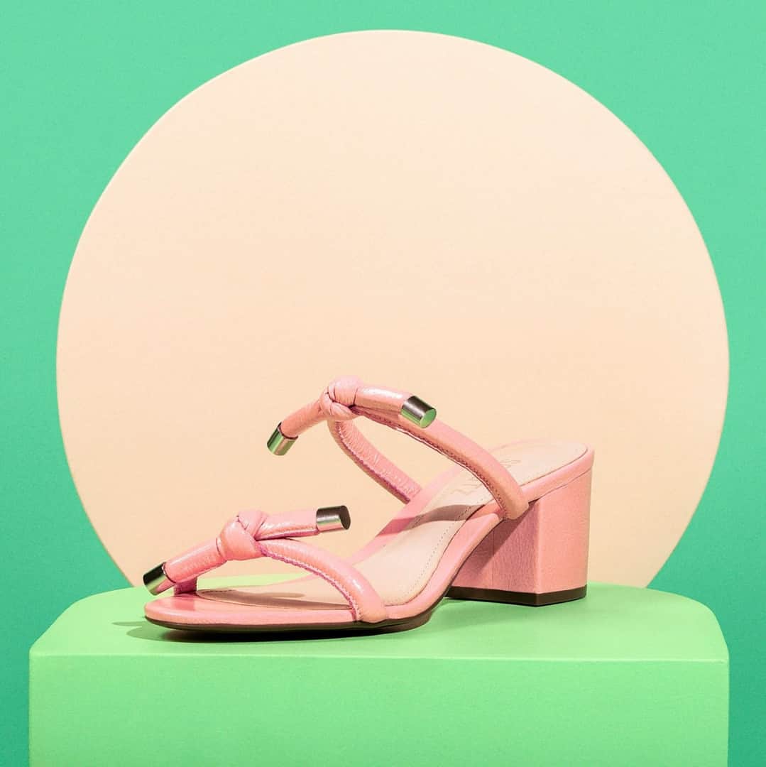 Schutzのインスタグラム：「COMFY HEELS FOR THE WEEKEND ❤️ #schutzminimalpop」