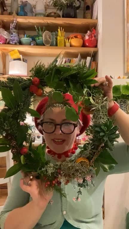 Tea and sittingのインスタグラム：「I show you how to go about making a seasonal wreath using one of @katelangdaleflorist ‘s fresh wreath making kits as well as bits and pieces from my own garden...this is one of my very favourite things to do at this time of year and I absolutely love all the smells of winter greenery too🌿♥️🌲 ( @katelangdaleflorist fresh kits are available to order in my #onlineopenhouse shop at the moment and also from her directly 😉 ) #wreathmaking #seasonalwreath #christmaswreath #shopindependent #shopsmall @64sandgate」