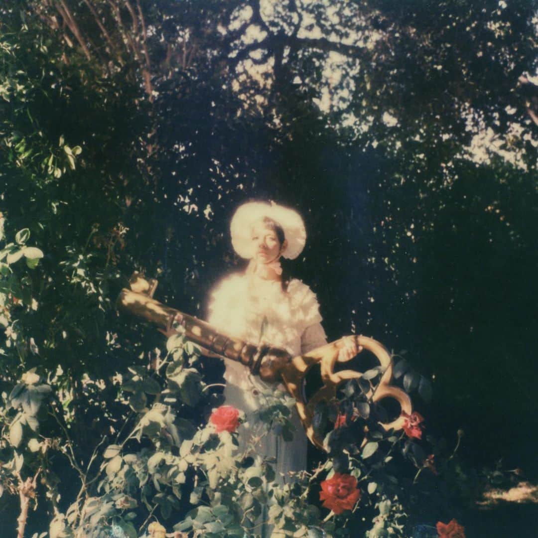 メラニー・マルティネスのインスタグラム：「Had to retrieve the key to my heart Let these roses represent how it all fell apart And the light on my face as a brand new start  Left the shade all behind no more in the dark」