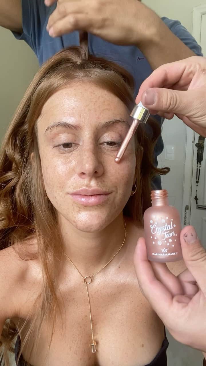 マリ・マリアのインスタグラム：「BLACK FRIDAY IMPERDÍVEL MARIMARIAMAKEUP! Produtos com até 20% de Desconto + FRETE GRÁTIS nas compras acima de R$150!  Produtos @marimariamakeup   Corre que é só até amanhã!  Make por @edersonoliver_beauty  Cabelo @warleyvirissimomakeup  Look @tugore」