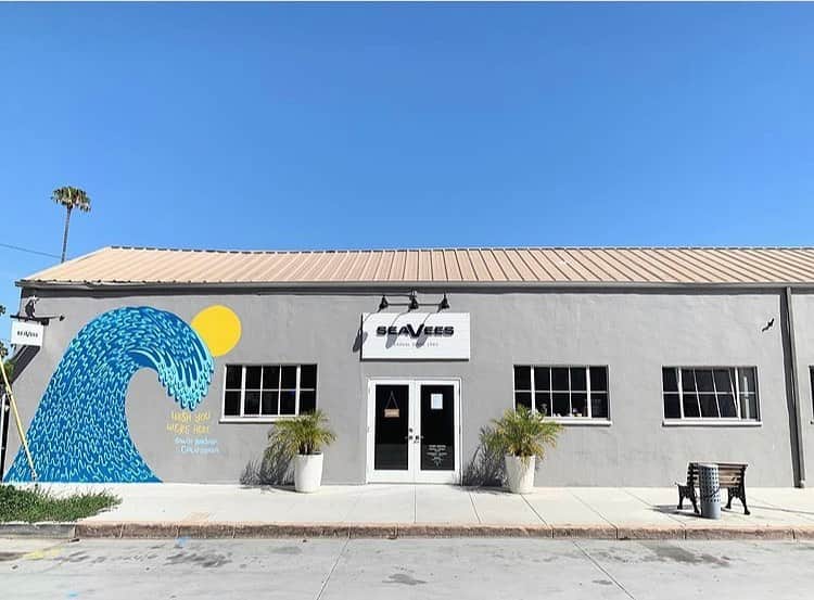 シービーズのインスタグラム：「Celebrating Small Business Saturday✨🎉  Today at the shop we are offering 40% off all footwear PLUS your choice of one complimentary t-shirt, pair of socks, shoe cleaner, or tote with each $100 purchase. Come say 👋 and look around!  ~ More about the shop:  Our flagship store in Santa Barbara is truly a physical manifestation of the brand. In this special space we are proud to feature our latest styles and highlight a curated assortment of goods from local merchants and artisans.  These small, local partners help make 24 Mason that magical place that it is. If you find yourself in our hometown of Santa Barbara today we hope you will stop by our flagship store to say hi! ~ We also want to celebrate some of our incredible retail partners from all over the country. They are like family to us, so if you live nearby, we encourage you to support them today and everyday!   @atlasbodyandhome @grayers @northmenswear @ellicott.co @hamiltonandadams   #letsgetcasual #smallbusinesssaturday #celebratesmallbusiness」