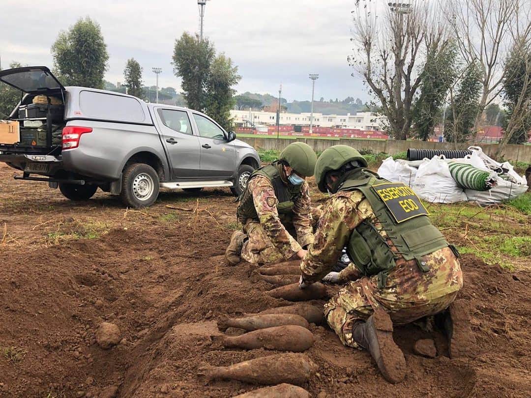ASローマさんのインスタグラム写真 - (ASローマInstagram)「Something you don’t see every day 😅⁣  ⁣ A big thank you to the Italian army and their bomb squad, after they safely and successfully removed a number of devices dating back to the Second World War from the club’s training centre at Trigoria this week! 👏 #ASRoma」11月29日 4時13分 - officialasroma