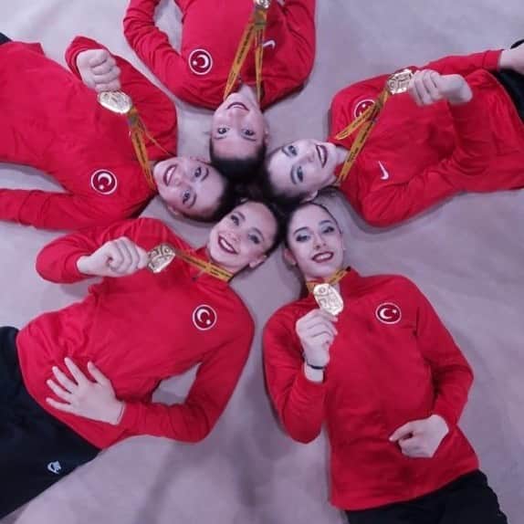ガラタサライSKさんのインスタグラム写真 - (ガラタサライSKInstagram)「🇹🇷 Ukrayna’da düzenlenen Ritmik Cimnastik Avrupa Şampiyonası’nda 3 çember 2 labut aletinde şampiyon olarak ülkemize altın madalya kazandıran Türkiye Kadın Ritmik Cimnastik Grup Milli Takımımızı tebrik ederiz. 🥇👏」11月29日 4時29分 - galatasaray