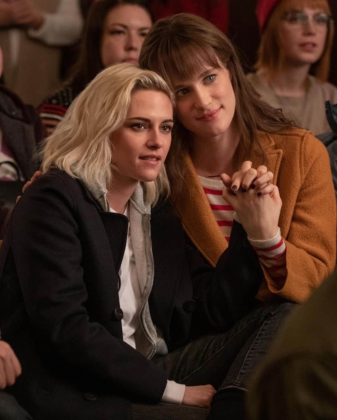 Just Jaredさんのインスタグラム写真 - (Just JaredInstagram)「“Happiest Season” viewers wish that the Kristen Stewart movie ended differently. Tap this photo at the LINK IN BIO for spoilers and to read all of the reactions. #KristenStewart #HappiestSeason #MackenzieDavis #AubreyPlaza Photos: Hulu」11月29日 4時24分 - justjared