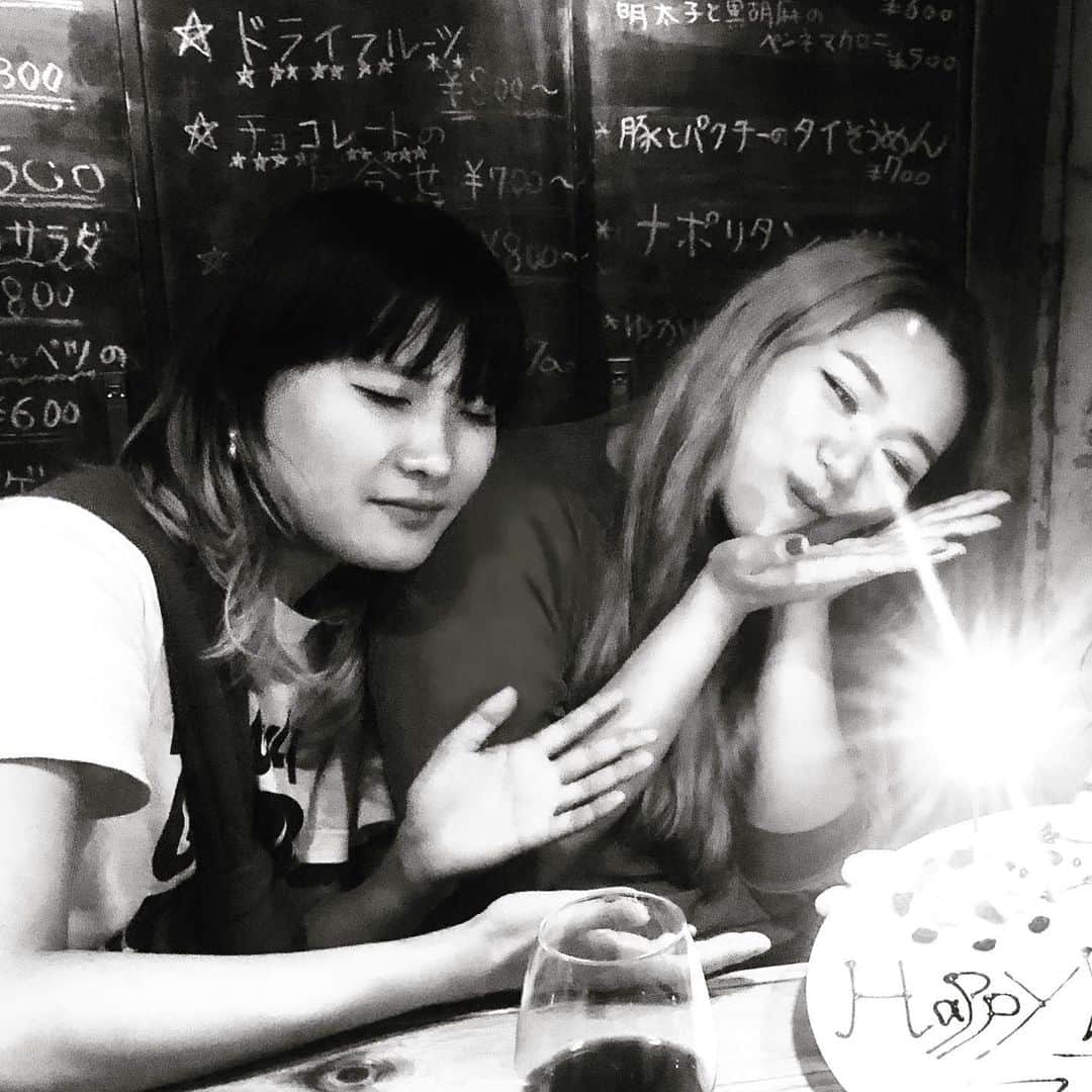tae のインスタグラム：「ハヤミが無邪気だと、無敵。 だよな。  #寝ながら友達の誕生日を祝っております #happy  #love #愛しのHAYAMI #麗しのHAYAMI #girls #drunk」