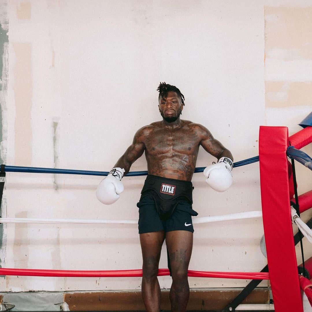 ネイト・ロビンソンのインスタグラム：「Ready for tonight. Tune in. @triller #holdat」