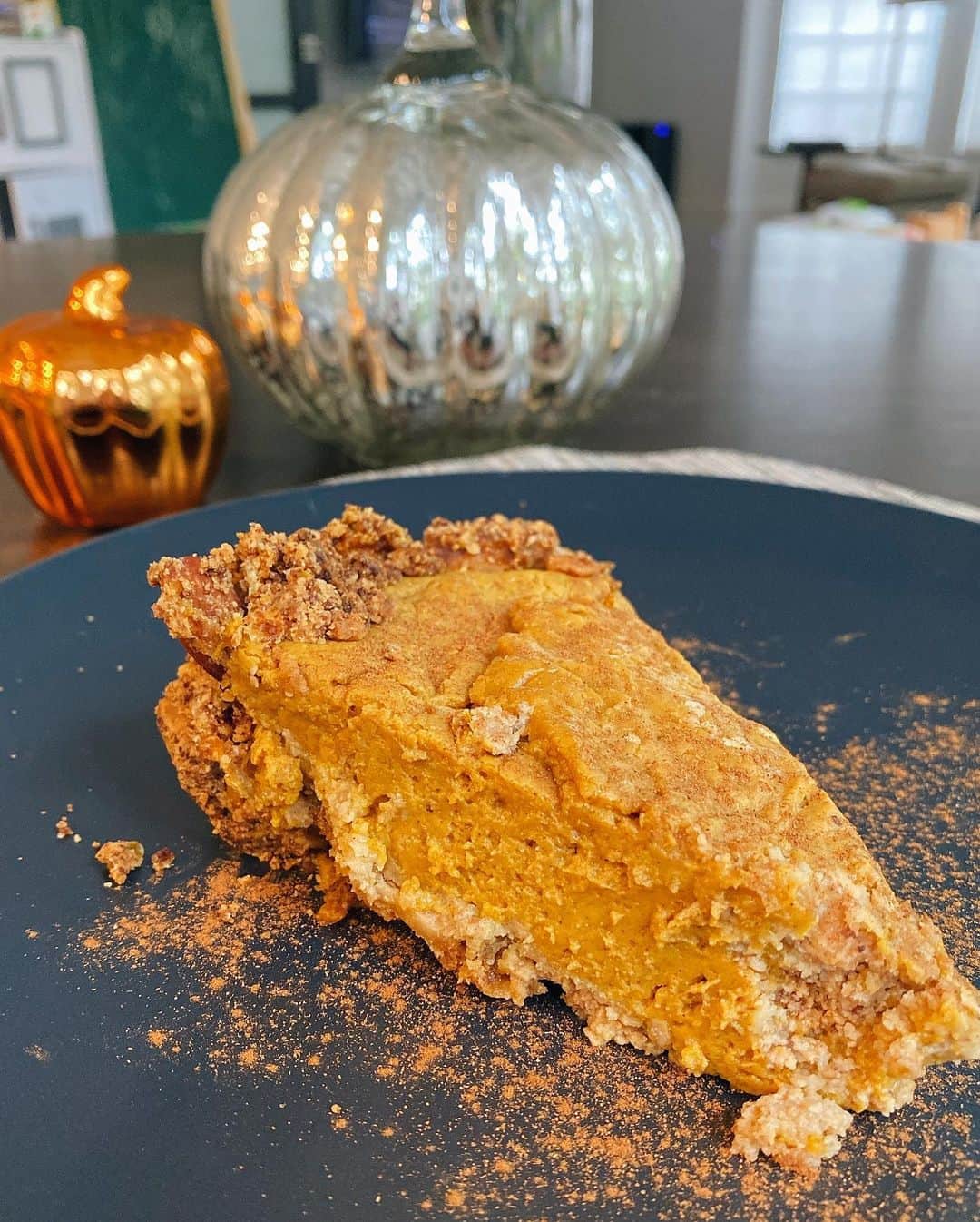Sascha Barbozaのインスタグラム：「Pie de calabaza! No son las mejores fotos pero les garantizo que está riquísimo! Esta receta está en mi libro pero le cambie las proporciones porque en lugar de calabaza horneada utilicé la que viene en lata y quería que me saliera más cantidad. Es súper fácil, es un postre ligero, muy delicioso.   ingredientes.  2 latas de calabaza/auyama en lata. 2/3 taza de leche de alemendras. 2 manzanas rayadas. 3 huevos. 1 taza de edulcorante para cocinar: Échale 3/4 taza y prueba, si quieres más agrega un poco más, por ejemplo yo usé splenda de cocinar, y eché una taza y un poquito más, pero si usan por ejemplo la marca Truvia, hecho hecho solo 3/4 porque tiene un sabor más fuerte. Cada edulcorante es distinto por eso es mejor ir de menos a más.  1 cucharadita de canela y media de nuez moscada. Un poquito de sal.   licúa todo eso bien.   Para el crust: lo hice más o menos al ojo, en un procesador de alimentos eché una taza de nueces variadas tostadas, una taza de harina de almendra, mezcle un poco de harina de almendra y coco, me di una taza y se lo eche, media taza de mantequilla de maní, un chorrito de aceite de coco, le agregué un poquito más de edulcorante y sal, lo Molí pero no demasiado para que no se forme una mantequilla, luego lo saqué del procesador y lo mezcle a mano, Durante el proceso estaba muy húmeda la mezcla entonces le eché un poco más de harina de almendra y lo fui mezclando la contextura te tiene que quedar entre arenosa y compacta, que si quieres hacer una bolita puedas hacerla pero que también se destruya fácilmente, no pegajoso, es fácil hacerlo al ojo, no hay una receta perfecta.   lo primero que se hace es pre calentar el horno a 375°, mientras estás haciendo la mezcla de calabaza, hornear la base, es decir la mezcla de nueces la colocas en el molde para hacer el pie y lo metes en el horno para que se selle y dore un poquito, lo sacas del horno y luego vierte toda la mezcla de calabaza y hornea aproximadamente 50 minutos Y baja la temperatura a 350. Deja reposar y que enfríe un poco y luego le llevas a la nevera, este postre se come frío preferiblemente.  . PD: Y con estas proporciones me dió para hacer un pie completo y sobro para uno pequeñito」