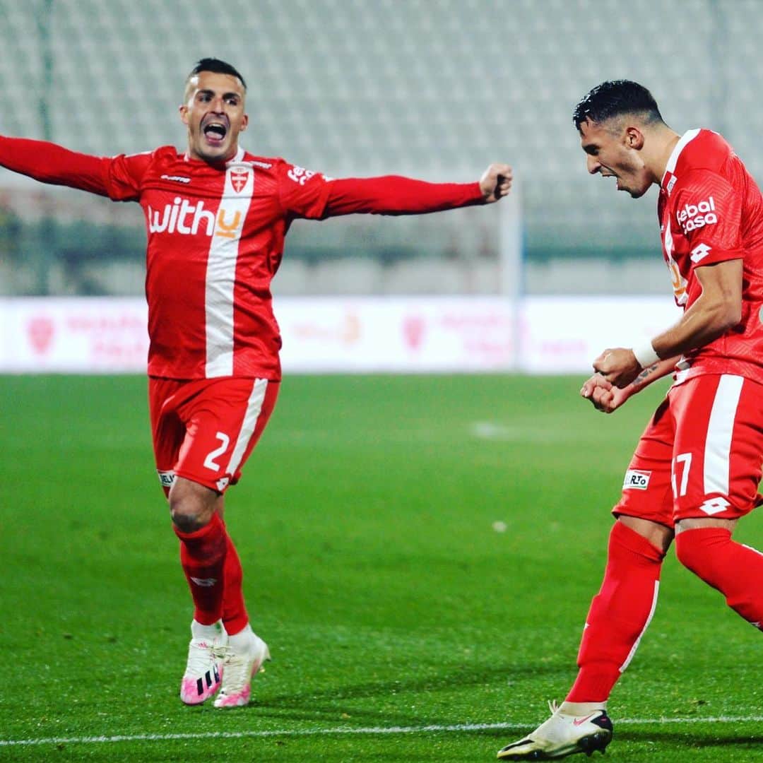 ジュリオ・ドナーティのインスタグラム：「Avanti così! Con questo entusiasmo verso la prossima! Dai Bagaiiiii!⚽️🔴⚪️ Well done! Keep going with this enthusiasm! 💪🏼😁🔝  #forzamonza #chicicrede #3points #win #monzareggina #adidasita」