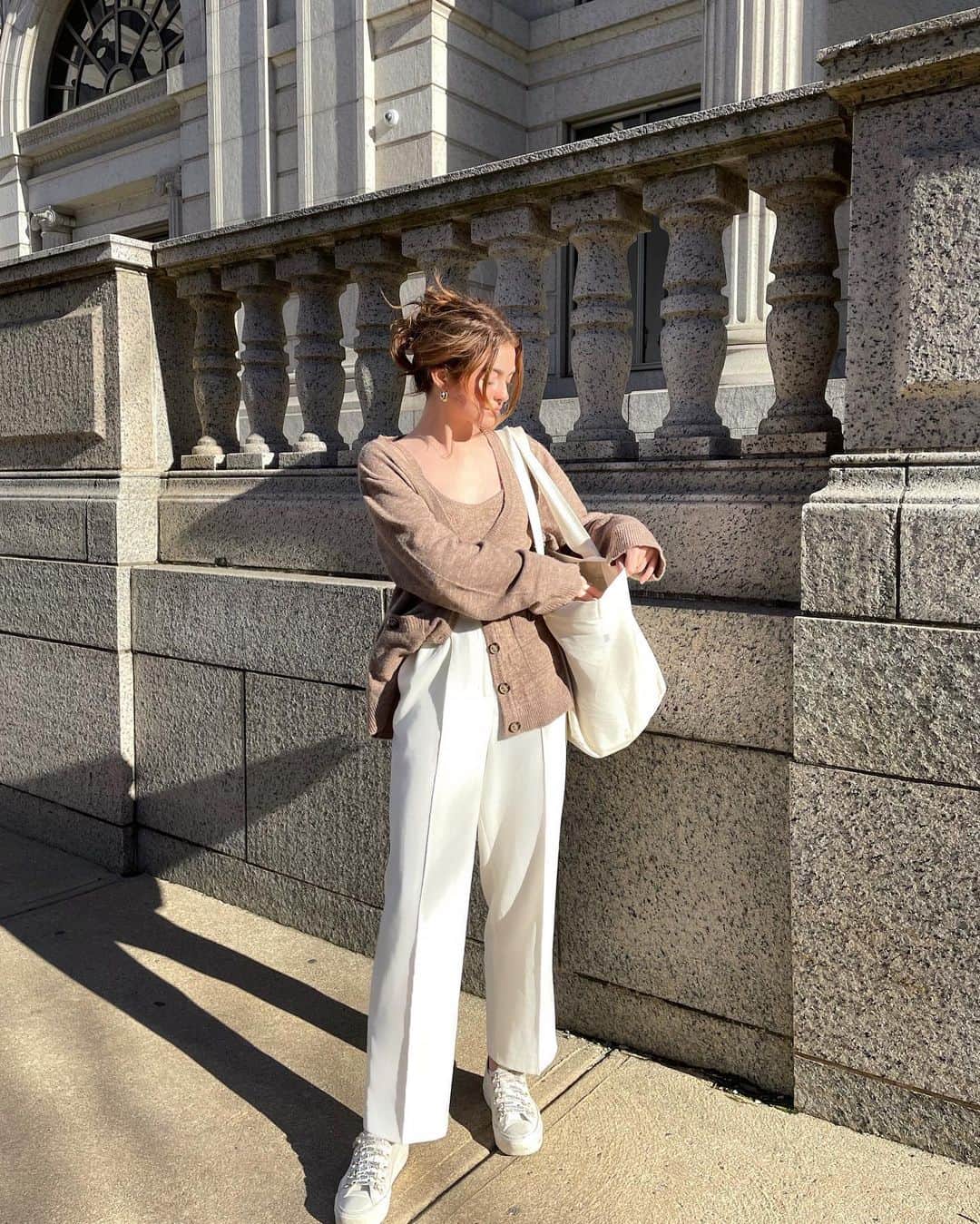 Kelsey Simoneのインスタグラム：「Still in sweater weather.. wondering when it will snow 🌨 #revolveme」
