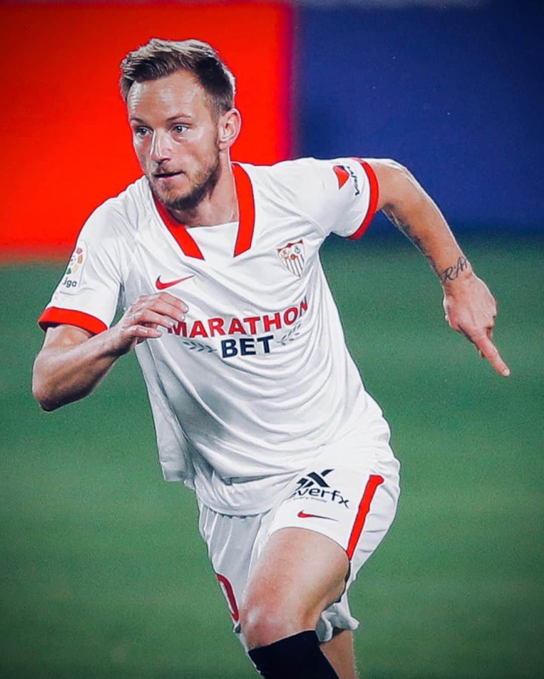 イヴァン・ラキティッチのインスタグラム：「Important win today! Let’s go team! 👏🏼⚽️ #IvanRakitic #SevillaFC  —  Victoria muy importante! Vamos equipo! 👏🏼⚽️ #VamosMiSevilla」