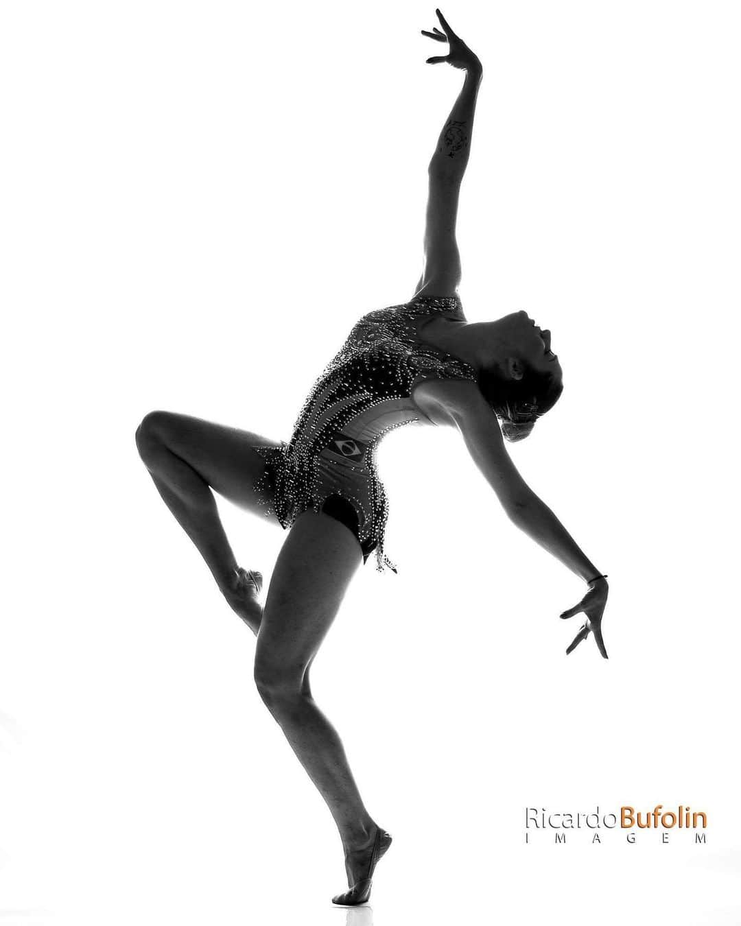ナターリア・ガウジオのインスタグラム：「A dança é a linguagem da alma, é a arte da liberdade!! Obrigada @rbufolin por mais um click perfeitooo, capturando os sentimentos em cada movimento!! 😍🙏🏻🤸🏼‍♀️🌟👯‍♀️📸❤️ #photoshoot #inlove #dance #gymnastics #rhythmicgymnastics #moves #freedom #peace #feelings #blackandwhite」