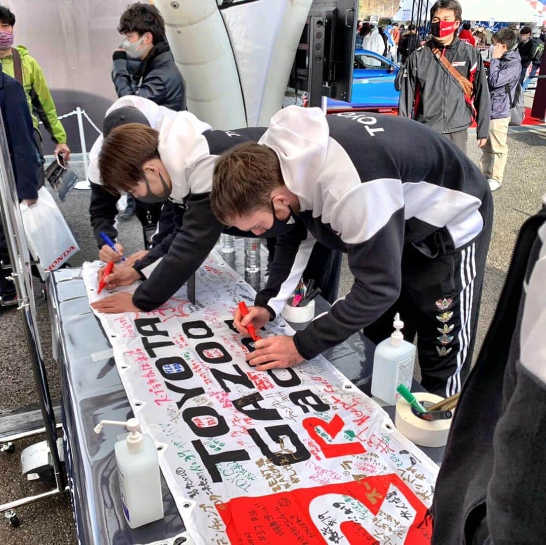 脇阪寿一さんのインスタグラム写真 - (脇阪寿一Instagram)「アルバルク東京の選手の皆さんがご来場。  嬉しいですね。 先日、Bリーグ　アルバルク東京のシーズンインイベントに参加させて頂きましたが、今回はアルバルク東京の選手の皆さんがスーパーGT最終戦に来て下さいました。  また、アルバルク東京の選手の皆さんは、グランツーリスモスポーツ内で開催中「GR Yaris Time Traial」にも挑戦頂いてます👍  トヨタ自動車のアスリート、こういった横の繋がりは嬉しいです。  @alvark_tokyo  #supergt #アルバルク東京 #bリーグ #トヨタ自動車 #toyotagazooracing #アスリート #繋がり #絆 #gtsport #gryaris #gryaristimetrial #感謝」11月29日 10時21分 - juichiwakisaka