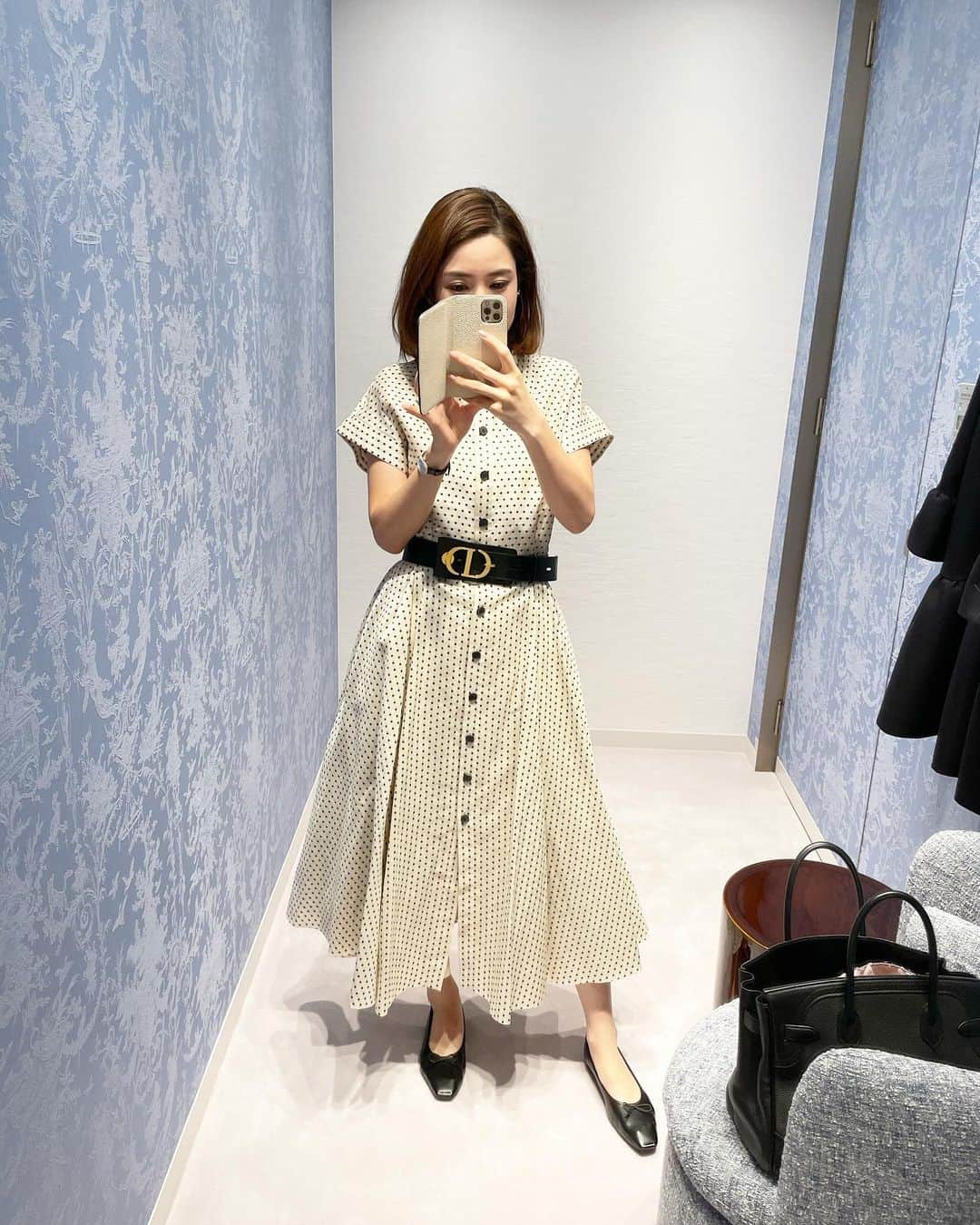 髙田麻紀子のインスタグラム：「❤︎ . 今月頭のポップアップの時の🤳✨ 靴は1日中履いても痛くならないやつ🙏 試着室の壁紙が素敵だった💙 . ワンピース&ベルト#dior シューズ#わすれちゃった😢 . #instagram #instagood  #fashion #ootd #outfit #cordinate   .」