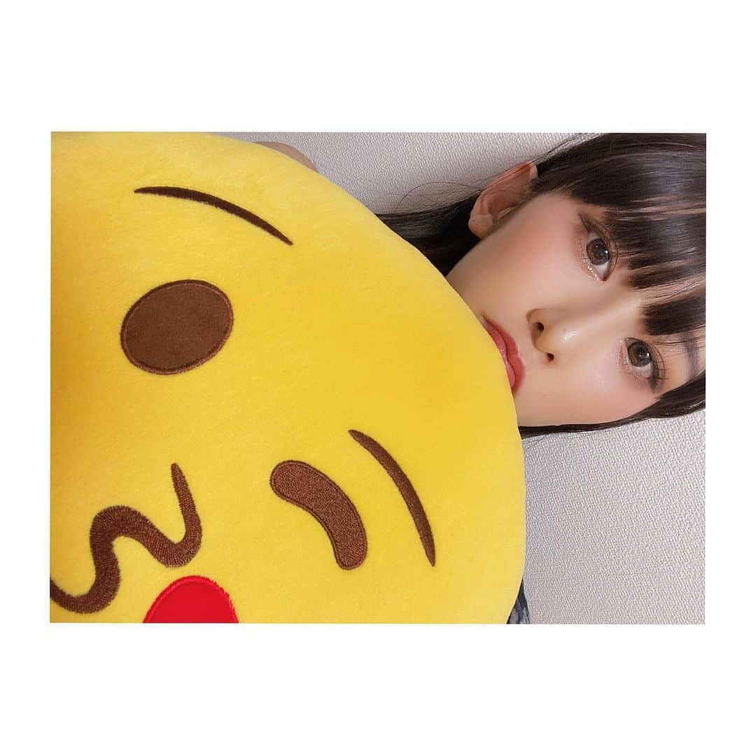 YURINAのインスタグラム：「・﻿ 😘💋😘💋😘﻿ ﻿ 📸 #絵文字クッション part. 2﻿ ﻿ good morning 🌞﻿ ﻿ このクッションも可愛くてアメリカで買ったやつ🇺🇸﻿ ﻿ ﻿ 今日は 11月29日 『いい肉の日』﻿ ﻿ 肉食べたいな〜〜🍖﻿ ﻿ ﻿ 皆さんは食べる予定ありますか？笑﻿ ﻿ ﻿ ﻿ 素敵な日曜日を〜〜〜🏠✨﻿ ﻿ ﻿ ﻿ #オリックス #BsGirls #Bs2020 #avex﻿ #baseball #プロ野球 #ORIX #Buffaloes﻿ #京セラドーム大阪 #ほっともっとフィールド神戸 ﻿ #yurina_359  #BsGirls2020 #performer﻿ #dance #全力パフォーマンス ﻿ #高身長女子 #筋トレ女子 #腹筋女子﻿ #トレーニング女子 #ボディメイク ﻿ #野球好きと繋がりたい #黒髪インナーカラー﻿ #いい肉の日 #塩タン食べたい #11月29日﻿ #アメリカ購入品 #おうち時間﻿ #selfie #followme ﻿」