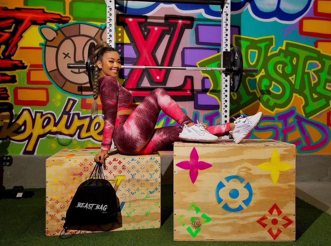 リアン Vのインスタグラム：「GIVEAWAY TIME! 🔥 Checkout my new YouTube video to see how I built my home gym! Also giving away one of my custom jump boxes and @shoplianev Beast Bag full of workout goodies! 🎁 Watch Now! Youtube: LianeV 👀」