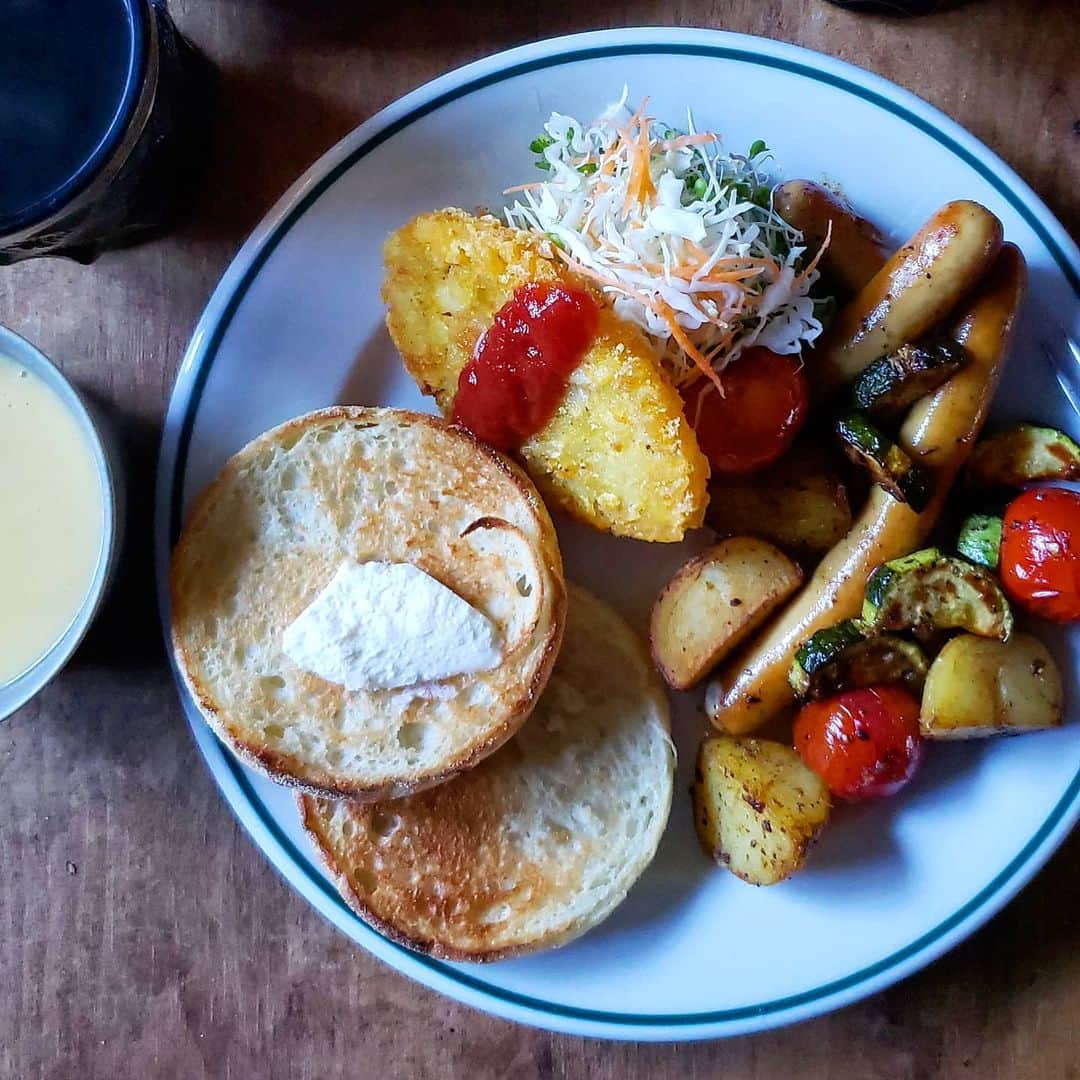 tamiさんのインスタグラム写真 - (tamiInstagram)「* #休日の朝 *  PASCOのイングリッシュマフィン。 ハッシュドポテト。 ソーセージと野菜ソテー。 コーンスープ。  良き、朝である。  やっとハッシュドポテト食べ終わったよ(ピエールのには2枚乗ってるよ)。  * #朝食 #イングリッシュマフィン#パスコ #朝ごはん#モーニング#朝ごパン  #breakfast#goodmorning #休日#食事#暮らし#日々のこと」11月29日 10時25分 - tami_73