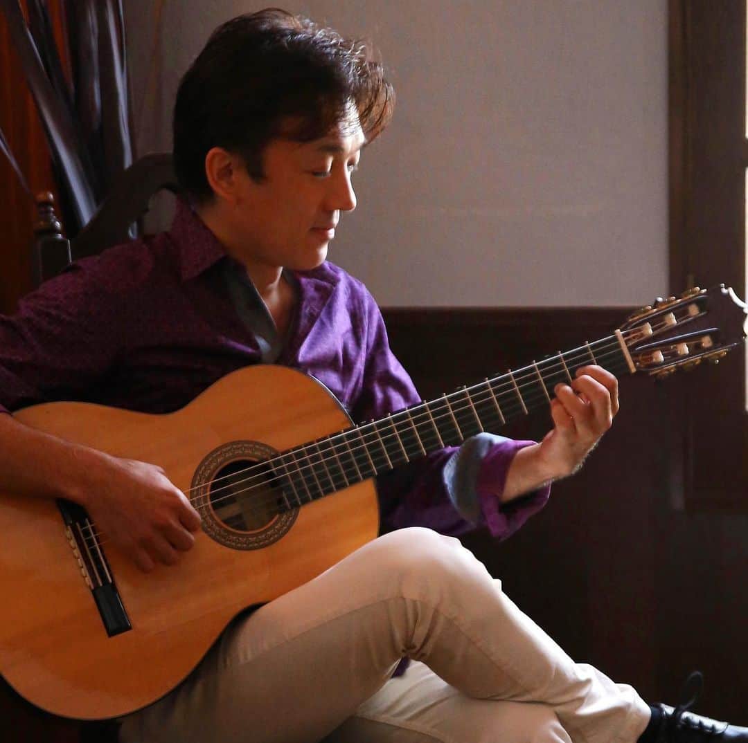 光野桃のインスタグラム：「本日20時より、ギタリスト諏訪光風さんの配信生ライブ【KOUFUU'S ROOM】が開催されます。 ゲストはスティールパンの伊澤陽一さん。 諏訪さんとは長年、朗読ライブをともにやってきて、音楽について、たくさんのことを教えてもらいました。 たとえば、曲はどんなふうにできるのか。 初めに、ある音が一つ生まれ、そこからメロディを作っていく、ということなのですが、最初に生まれる音符が、まるで暗闇の宇宙に現れた光の一粒のような印象を持ちました。 今日のライブは、そんなふうに生まれた音を、赤ちゃんを育てるように慈しんで育てあげ、完成された新曲をたくさん聴けそうです。 スティールパンはカリブ海地方のクレオール文化を思わせる音と香りがあり、リラックスできそうですね。 ・ 鑑賞券の販売は本日15時まで下記サイトで。 2020 11/29sun 20:00〜 鑑賞券　PDFチケット 1,700円  https://koufuuliveticket.stores.jp/  #諏訪光風 #ギタリスト🎸  #配信生ライブ #koufuusroom」