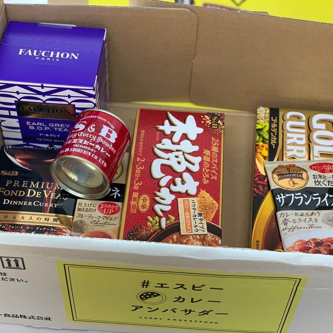 maki ogawaさんのインスタグラム写真 - (maki ogawaInstagram)「#エスビーカレーアンバサダー  を務めさせていただいております。  今月も　 @sbfoods.official さんから アンバサダーセットが届きました。 ありがとうございます❤️❤️  早速これからお昼ご飯のカレーを作ります。  #エスビーの赤缶 は カレーはもとより、　 チャーハン、　 タンドリーチキン、 焼きそば などなど あっという間に使い切ってしまうので 助かります✨✨  お昼は ココナッツミルクバターチキンカレー　の予定です。」11月29日 10時25分 - cuteobento