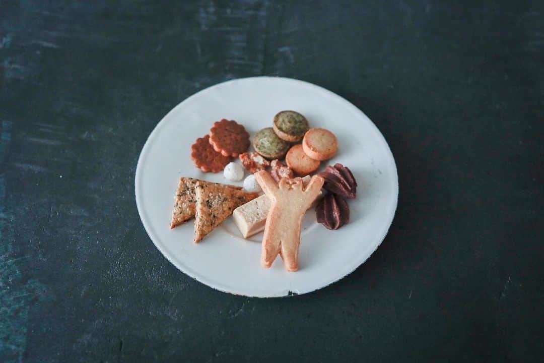 &eatのインスタグラム：「こんにちは。 &EATの山内ミユウです。 一歩、また一歩と秋が深まり、もう冬がすぐそこ。 朝起きるのが辛い季節になってまいりました。 布団の中で、足をバタバタさせながら、自分を奮い立たせて毎日起きている山内です。 皆さんはすくっと起きれていますか。 コツがありましたら、秋のスマートな起床方法を是非教えてください。  .... そんな寒い時期は、美味しいもの盛りだくさんの時期。 秋のクッキー缶が本日再販されます。 秋の美味しさをぎゅぎゅっと詰め合わせた幸せなヒトハコ。 一度に作れる量に限りがありますが、是非皆さんに召し上がっていただきたい美味しさです。 本日11:00ちょうどより販売開始。 気になっていた方は是非、オンラインストアをご確認ください。 @alittleknowledgestore   今日もおいしいモノとたのしいコトをご用意してお待ちしております。  #alittleknowledgestore #クッキー缶 #baked #bakedgoods  #bakedsweets」