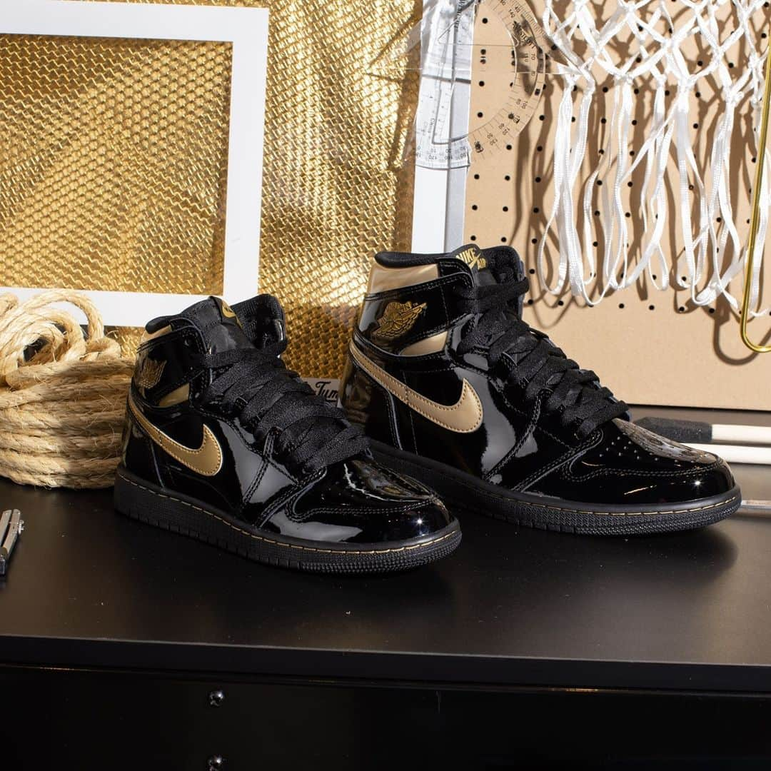 Foot Lockerさんのインスタグラム写真 - (Foot LockerInstagram)「Black & gold for the win 🏆  The #AirJordan Retro 1 OG High 'Black Metallic Gold' arrives 11/30 in Men's & Kids sizes for #12DaysOfGreatness」11月29日 5時00分 - footlocker