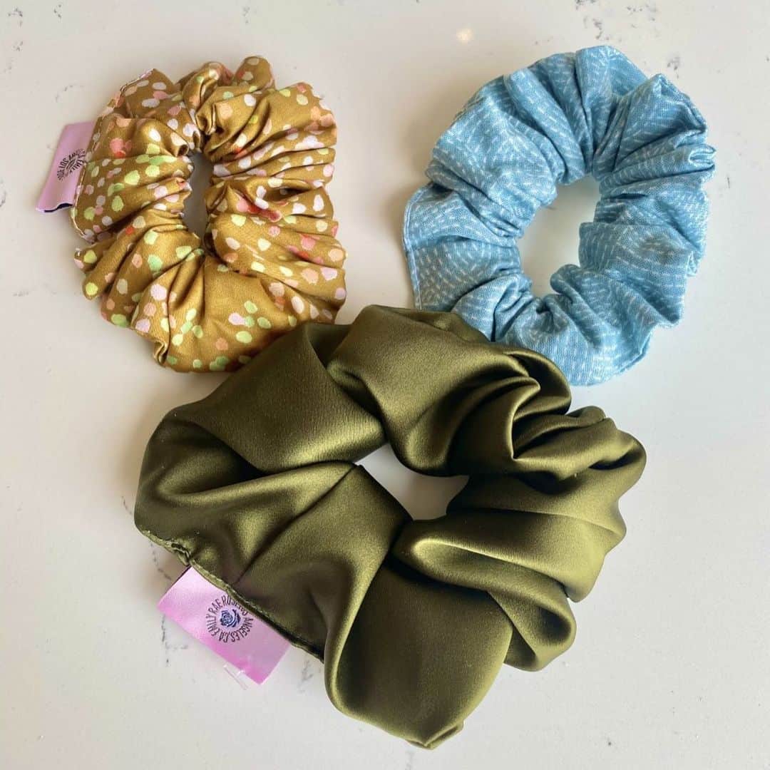 Fred Segalさんのインスタグラム写真 - (Fred SegalInstagram)「Updos are back and better than ever 👱🏼‍♀️⠀ ⠀ We’ve been loving these 100% Silk Scrunchie⁠s hand-sewn in LA by one of our favorite small businesses @emilyraeroseforyou 💙 (And don’t miss the scrunchies that have matching masks!)⠀ ⠀ Available at FS Sunset, @fredsegalmalibu and FredSegal.com   #smallbusinesssaturday #fredsegal #scrunchies #silkscrunchies #updo #updostyles #hairstyles」11月29日 5時13分 - fredsegal