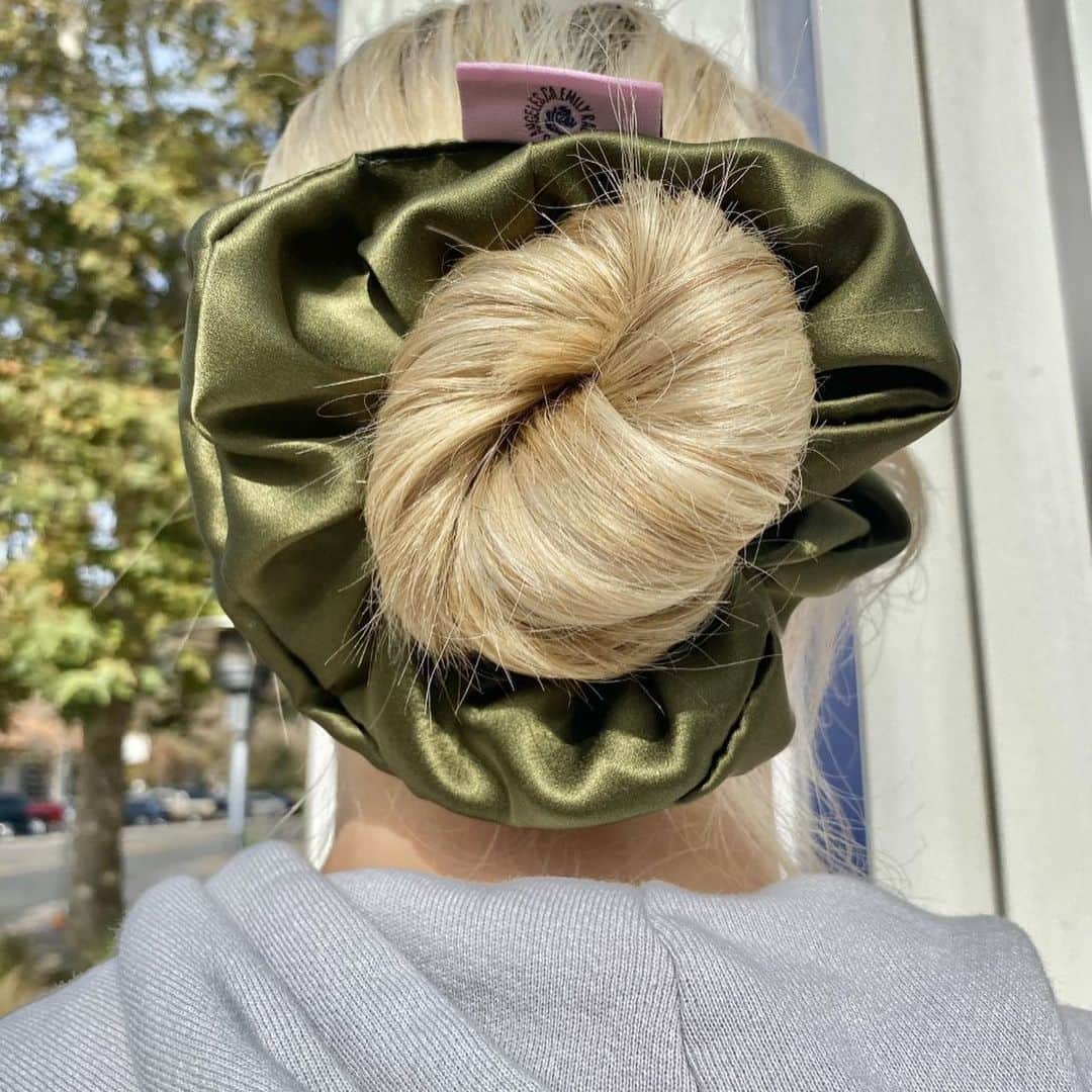 Fred Segalさんのインスタグラム写真 - (Fred SegalInstagram)「Updos are back and better than ever 👱🏼‍♀️⠀ ⠀ We’ve been loving these 100% Silk Scrunchie⁠s hand-sewn in LA by one of our favorite small businesses @emilyraeroseforyou 💙 (And don’t miss the scrunchies that have matching masks!)⠀ ⠀ Available at FS Sunset, @fredsegalmalibu and FredSegal.com   #smallbusinesssaturday #fredsegal #scrunchies #silkscrunchies #updo #updostyles #hairstyles」11月29日 5時13分 - fredsegal