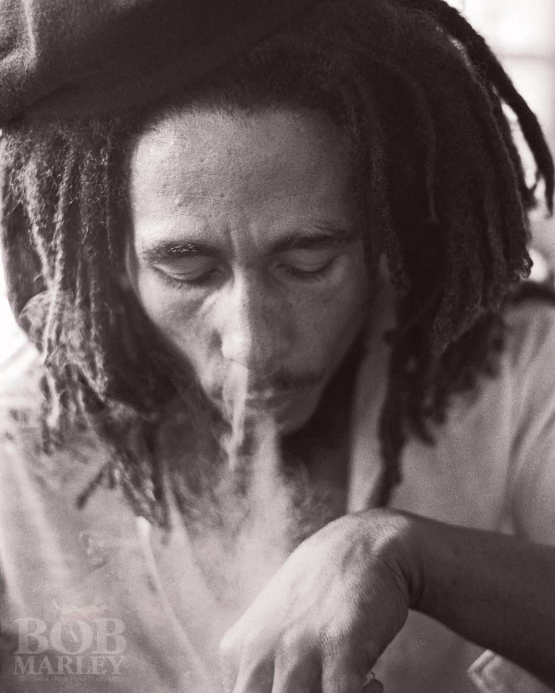 ボブ・マーリーさんのインスタグラム写真 - (ボブ・マーリーInstagram)「"One’s supposed to smoke herb freely and be free." #bobmarley75⁣ #marleynatural  ⁣ 📷 #DavidBurnett⁣ © Fifty-Six Hope Road Music Ltd.」11月29日 5時14分 - bobmarley