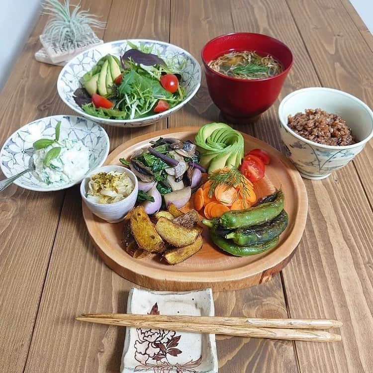 なでしこ健康生活さんのインスタグラム写真 - (なでしこ健康生活Instagram)「Repost from @akiko_kobayashi_   Organic and vegan dinner 💗  ＠coconomiさんの無農薬・無化学肥料のお野菜と、 @bioagri_awajishima さんの自然栽培のお野菜たちで、デリプレートごはん🥰  @fforganic_ で買った @kajiyafarm のベビーリーフとプチトマトでサラダにウォーターケフィアで作った豆乳チーズを添えて。  里芋は安心していて土ごと食べられちゃうから、皮ごとフライドポテト。ターメリックやクミンパウダーで味付け😊  万願寺唐辛子はあげ焼きして、醤油レモンジュースに浸けて。  蕪と蕪の葉っぱとケールとマッシュルームを塩コショウとガーリックで炒めて。  人参は葉も入れて、ぱっとキャロペット。  自家製白菜ザワークラウトには七味をかけて。  実家から持ち帰ったお茶碗には @nadeshiko_healthy_life の発行玄米。  オーガニックや自然栽培のお野菜は"野菜の味"がある。 シンプルな調理で美味しく頂けるので、料理上手になった気分になれる😁💗  .  .  .  .  .  .  .  #organic #organiclover #naturallover #vegan #veganfood #vegangood #healthyfood #healthylifestyle  @hinatao_energy  #cookingram #cookinglover #coconomi #オーガニック #自然栽培 #無農薬 #無化学肥料 #ココノミ #ヴィーガン #発酵玄米  #お料理すきな人と繋がりたい  #1人ごはん #デリプレート #こだわりの空間 #産直owlアンバサダー募集」11月29日 5時25分 - nadeshiko_healthy_life