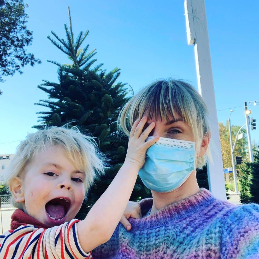 ミッキー・サムナーのインスタグラム：「🎄😷」