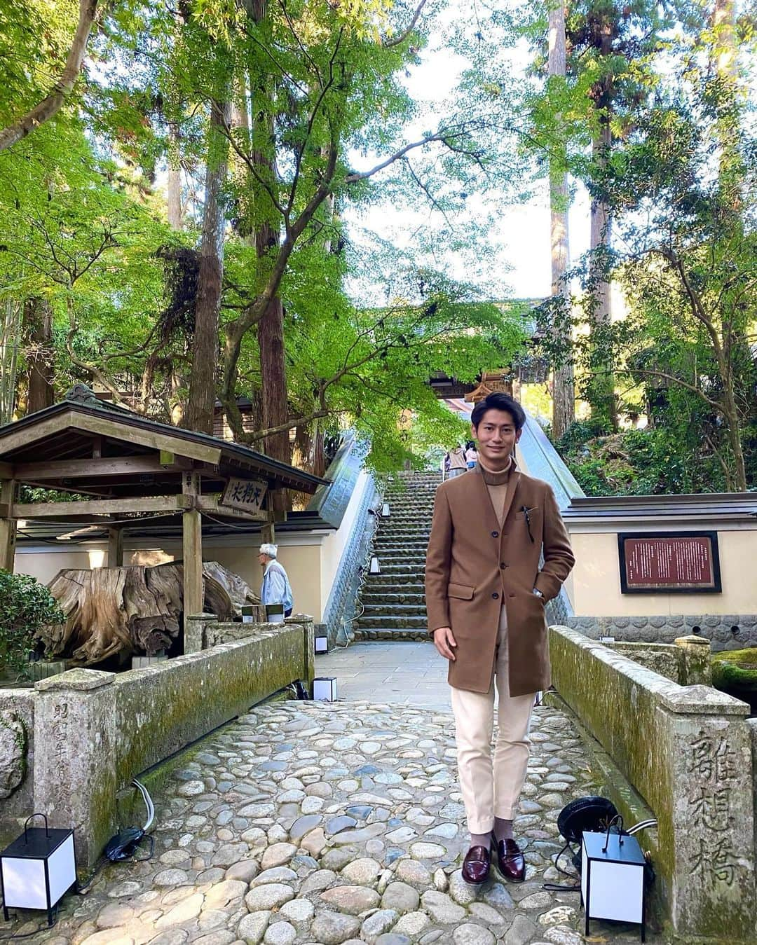 須藤駿介のインスタグラム：「. まるごと中継 #法多山尊永寺 の余韻が抜けず 早速次なる紅葉スポットへ！笑  同じく袋井市の#油山寺　に 行ってきました🚗😂🍁  まだまだ #薄紅葉　でしたが 十分に癒されました〜 . #久々のドライブ #もみじがり」