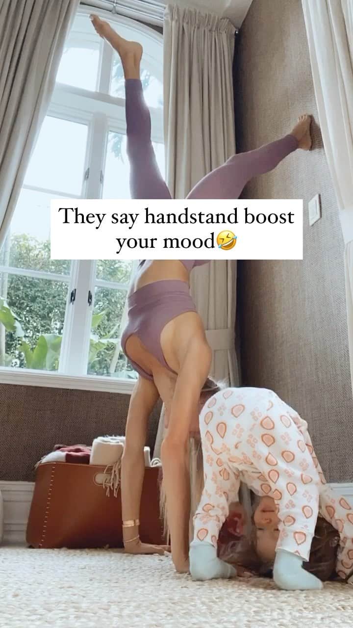 ヴィタ・シドルキナのインスタグラム：「I hope we made you smile this Saturday and if not...please go do the handstand😄❤️」