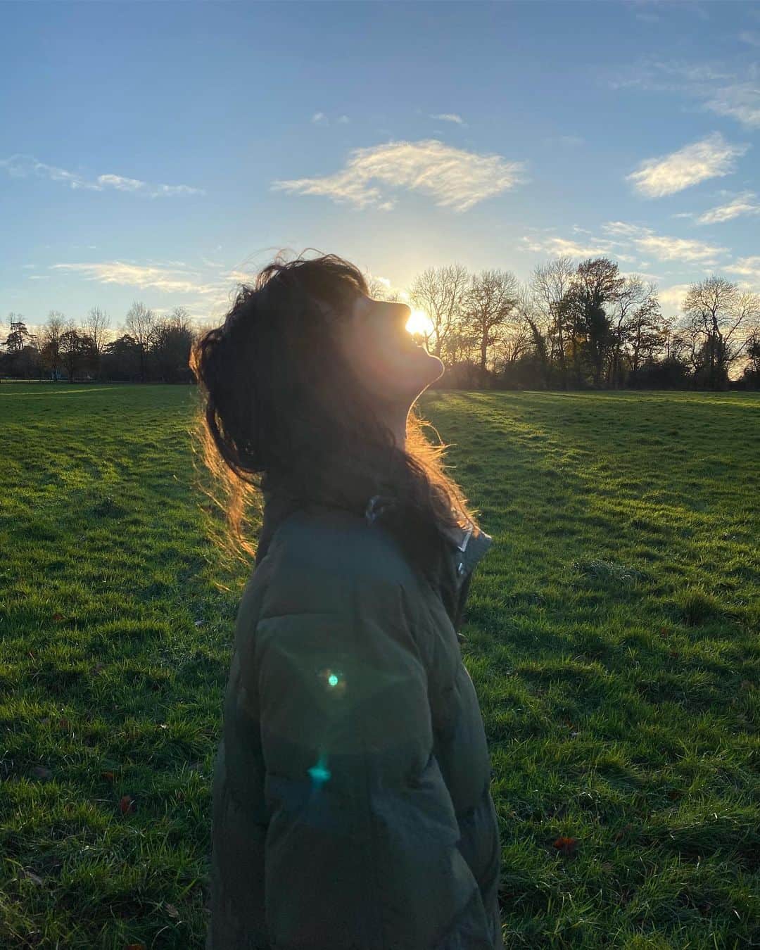Amelia Zadroのインスタグラム：「My heart feels so full with the release of the new Body Magic course ✨ I am honoured and excited to share these self-care practices with all of you signing up! When we prioritise filling our own cup, we can give to our loved ones, our work and our creative projects with much more ease, authenticity and joy. Now time to keep walking the talk, log off and replenish my tired body & mind ☁️💛☁️ Jacket from my 🖤 @ganni」
