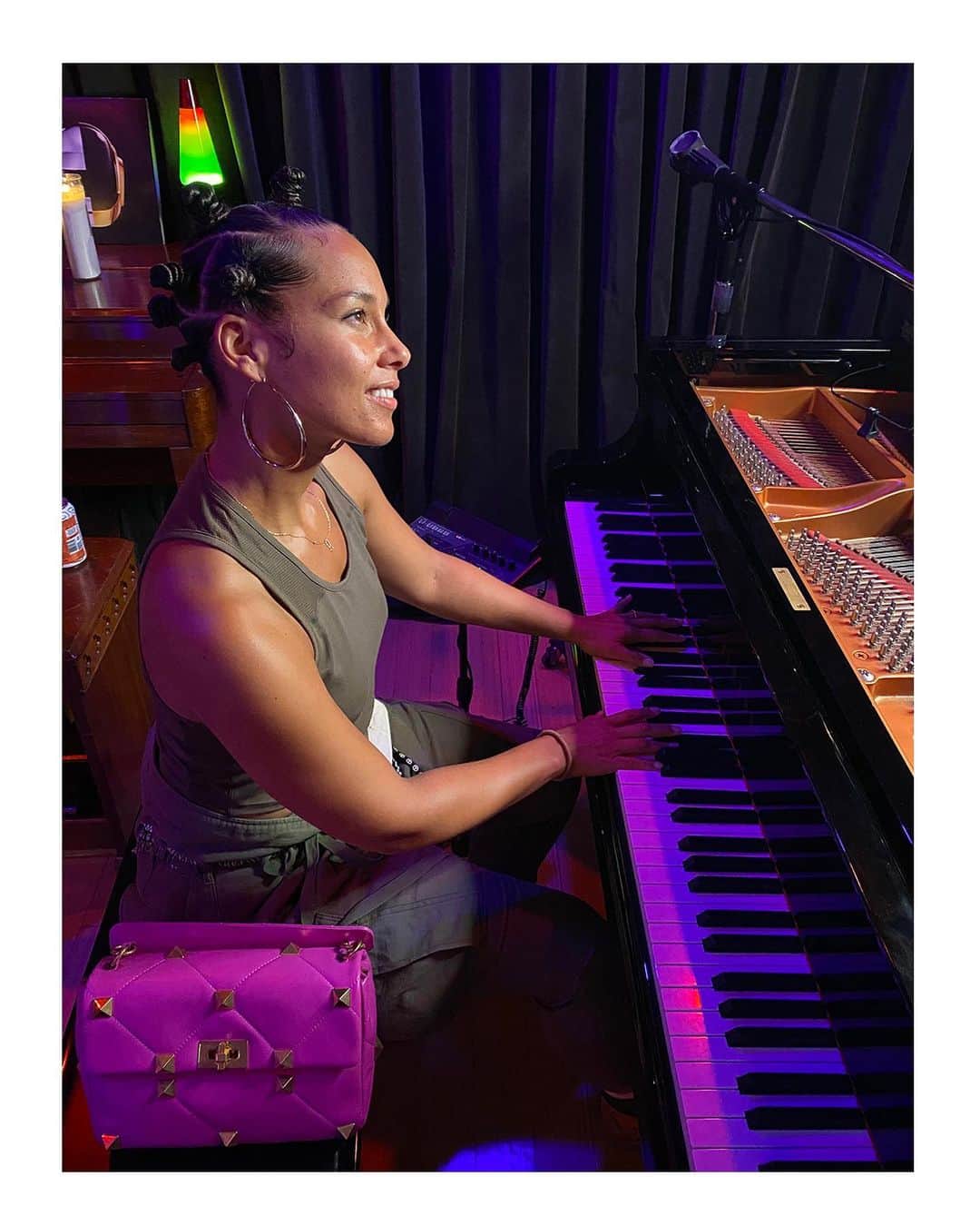 Valentinoさんのインスタグラム写真 - (ValentinoInstagram)「Singer @aliciakeys rehearses in-studio alongside her Valentino Garavani #RomanStud bag. Visit the link in bio to discover the bag, along with a selection of ready-to-wear pieces from the #ValentinoDiary collection by @pppiccioli.」11月29日 5時45分 - maisonvalentino