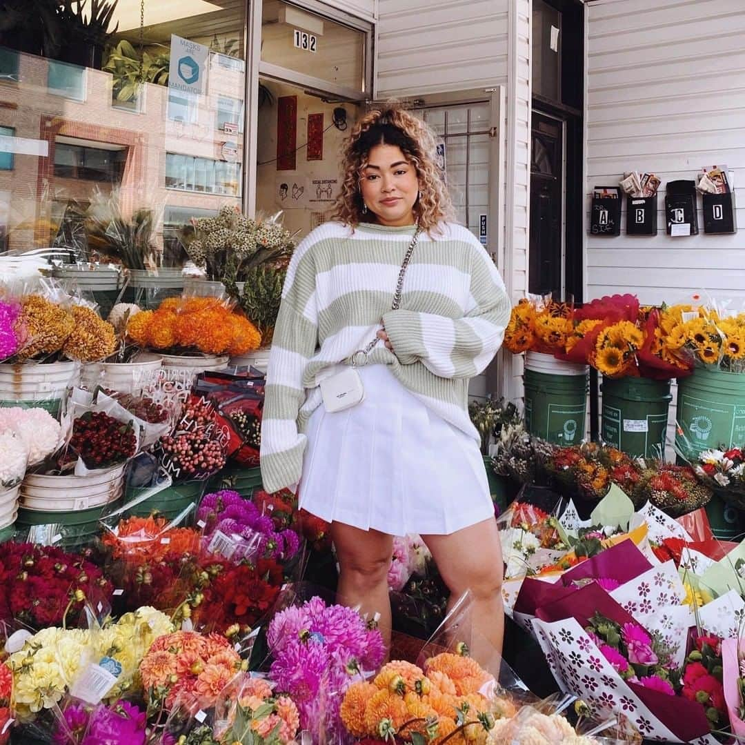 American Apparelのインスタグラム：「The beautiful @danilynayee taking in the scenery and looking cute in our AA Tennis Skirt: http://bit.ly/2OYjyWh Link in Bio. . . .  #AmericanApparel #BestSelling #FashionBasics #TennisSkirt #FallFashion」