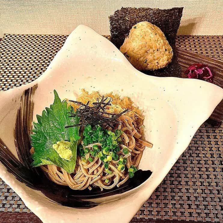 のインスタグラム：「Repost from @shokulabo.ottimo   冷やしたぬき蕎麦セット  自家製手打ち蕎麦ともっこすで頂いた天かすを使って！  しかもおにぎりセット。 みんな大好きたぬき握りです😋  今回の蕎麦は私がアンバサダーを務めさせて頂いているリセラの低分子クラスター浸透水を使って打ちました。  全く雑味のない美味しい水なのでいつもより蕎麦粉の香りを感じる蕎麦が打てました。  蕎麦には水が命です！ . #家飲みの極み #もう居酒屋なんて行かせない  #おうち飲み #幸せタイム #感動の料理 #美味しいは正義  #genic_food #foodstagram #おうち居酒屋開店です  #美味しくないわけがない #美味しいおつまみ #食テロ #おうちパーティー  #出張料理人 #出張シェフ #食laboottimo #ケータリングサービス #出張寿司 #リセラ公式アンバサダー #リセラ #冷やしたぬきそば #手打ちそば #おうち蕎麦 #たぬき握り」