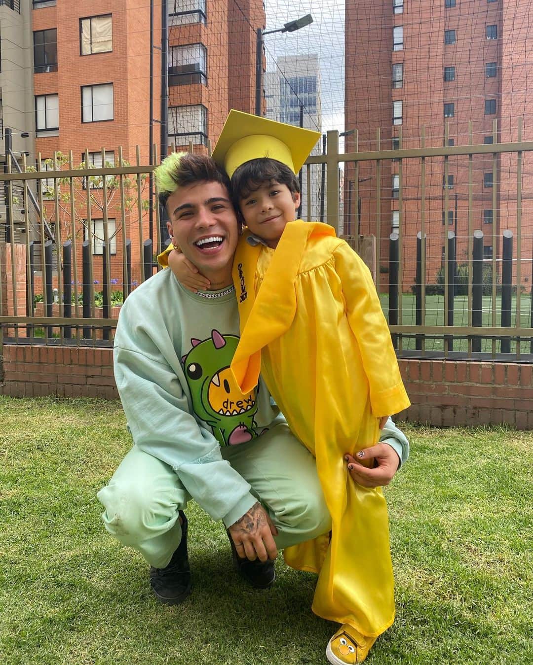 Sebastián Villalobosさんのインスタグラム写真 - (Sebastián VillalobosInstagram)「Me sorprende lo rápido que pasan los años, siento como si hace nada hubiese sido la primera vez que tuve en mis brazos a esa bolita que solo lloraba, pedía comida y 💩; y hoy se está graduando de su primer etapa escolar. Me siento tan feliz y orgulloso de ver este proceso, aún desde la ausencia y lo momentos en los que no he podido estar, hoy fue muy especial poder estar a su lado, celebrando uno de sus primeros grandes pasos. Él no puede leer esto porque no usa su Instagram, pero sabe cuánto lo amo y quería compartir este momento feliz de mi vida con ustedes. Seguramente esta foto la repetiremos cuando se esté graduando del colegio o la universidad, así que no la olviden. 😛🎓」11月29日 5時51分 - sebas