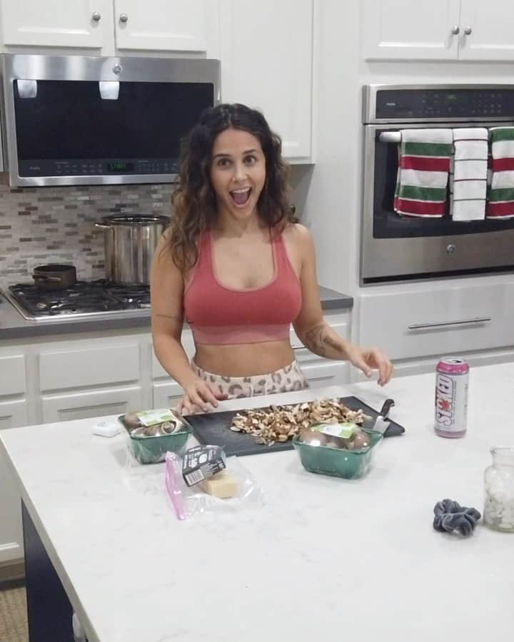 Tianna Gregoryのインスタグラム：「Spending all day cooking for Thanksgiving 🍁 @Stoked.Beverage keeping me going 😋   .  Follow the inventor @BangEnergy.CEO #BangEnergy #StokedEnergy #EnergyDrink」
