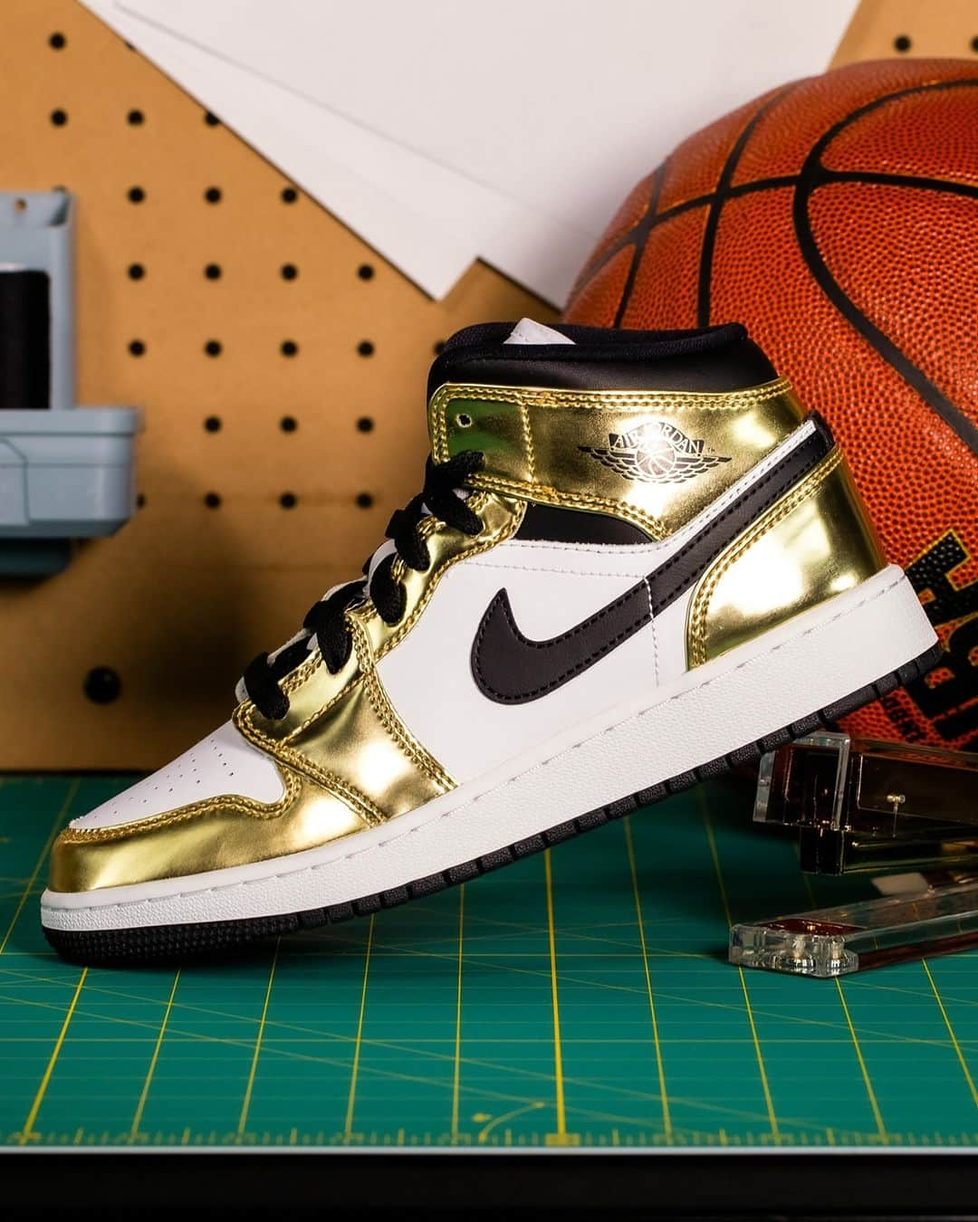 Foot Lockerさんのインスタグラム写真 - (Foot LockerInstagram)「Championship Gold 🏅 #Jordan 1 Mid SE drops 11/30 for #12daysofgreatness in full family sizing.」11月29日 6時00分 - footlocker