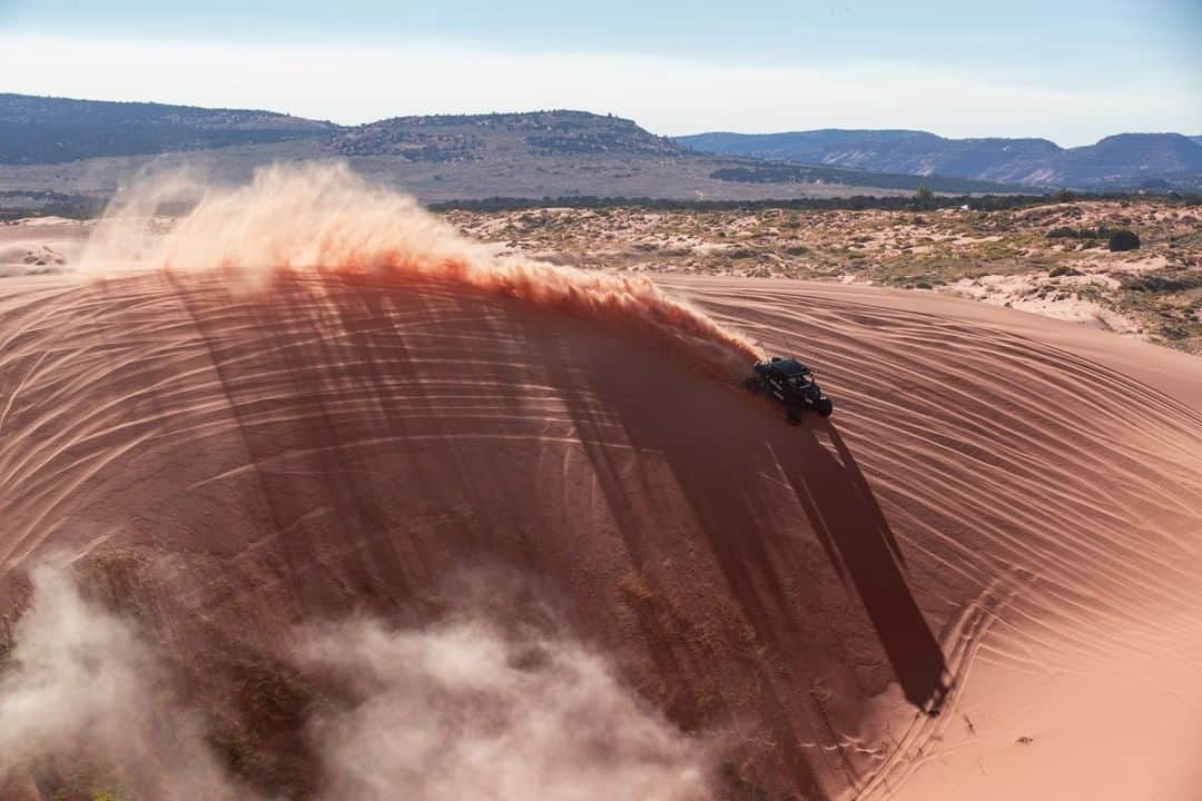 ケン・ブロックさんのインスタグラム写真 - (ケン・ブロックInstagram)「My kind of banked corner. Soft sand, a Can-Am Maverick X3 with paddle tires, and plenty of horsepower. The Coral Pink Sand Dunes in Utah delivers the goods! See more on my YouTube channel (link in bio). #CanAm #MaverickX3 #CoralPinkSandDunes」11月29日 6時00分 - kblock43