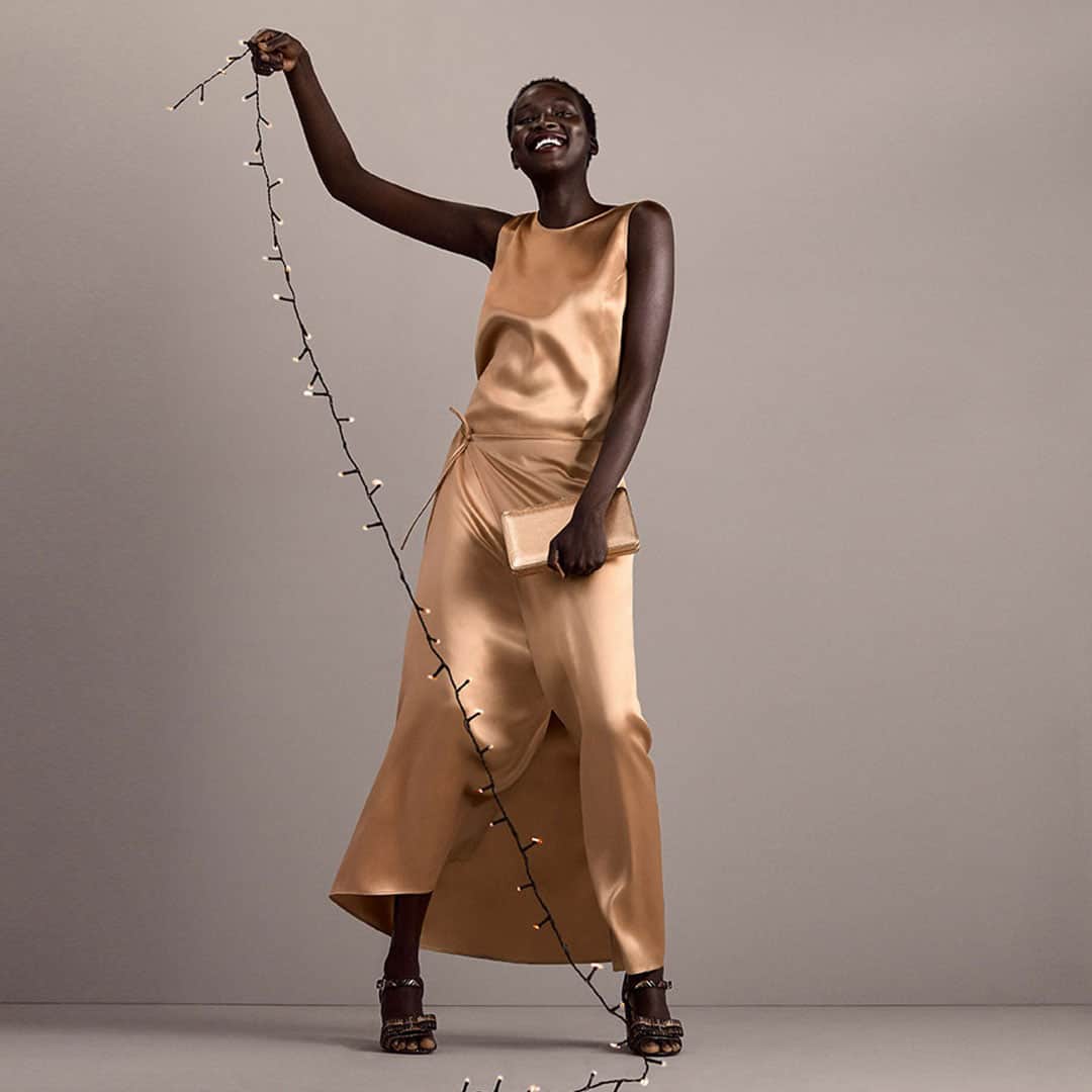 サルヴァトーレ・フェラガモのインスタグラム：「All Dressed Up with Nowhere to Go. Holiday preparations are underway for the eternal optimist, switching out the lived-in loungewear for joyful occasion-wear. Discover cheery festive picks from the #FerragamoHoliday collection through the link in bio. #UnwrappingJoy」