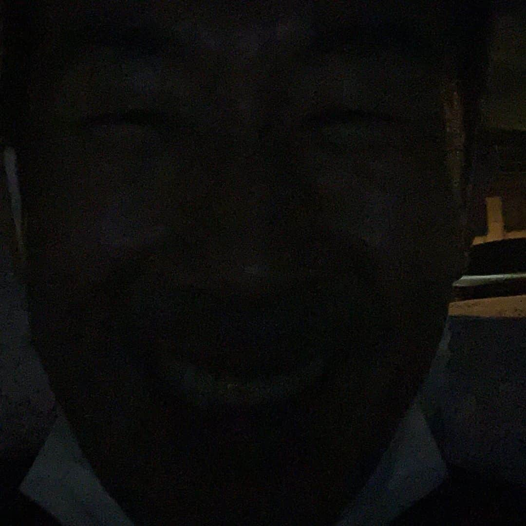 田村裕さんのインスタグラム写真 - (田村裕Instagram)「僕な、朝からわろてるねん！  ほんでな、移動してるねん！  しかもな、めっちゃ荷物多いねん！  #朝スマイル #移動スマイル #荷物スマイル #麒麟田村 #タムラ433 #TAMURA #パワースマイル #エネルギースポット」11月29日 6時04分 - hiroshi9393