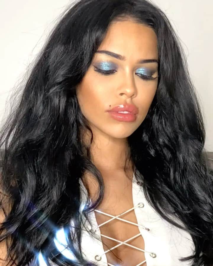 NISRINA SBIAのインスタグラム：「Wearin @mavenbeauty 🌌  check out my story for a link (!!!)」