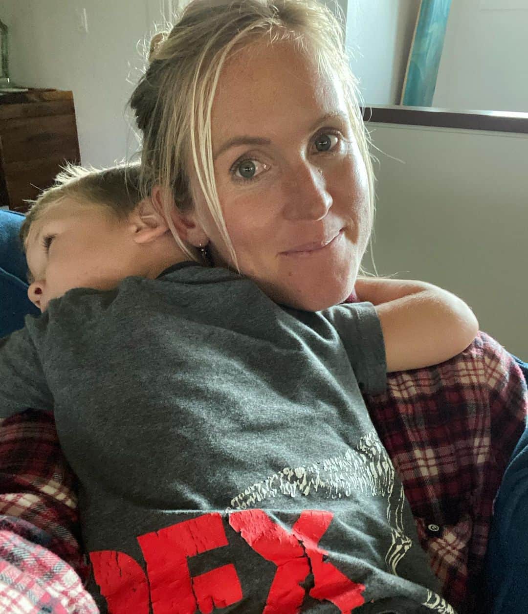 Bethany Hamiltonのインスタグラム：「#UnstoppableGratitude for my sweet snuggle moments with this one🥰✨♥️   When we focus each day on the things that we are grateful for... That mindset will bring us soooo much further that the opposite. I Challenge YOU to challenge yourself when the negative comes flowing... Find your gratitude and focus on the good!!!  This has been my personal focus this year...」