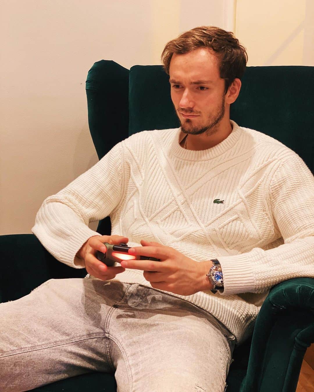 ダニール・メドベージェフのインスタグラム：「Mr super concentration is back in business 🤣🤣🤣// Мистер супер концентрация снова в деле 🤣🤣🤣」