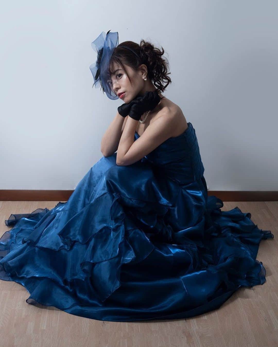 及川愛未のインスタグラム：「takafumiさんコレクション👗濃紺dress make-up TAKAFUMIさん hairset TAKAFUMIさん styling  TAKAFUMIさん . . #shooting #撮影 #model #サロンモデル #ブライダル #ウェディングモデル #カラードレス #ブライダルモデル　 #ポートレートしま専科  #ポートレート  #photography  #写真  #写真好きな人と繋がりたい  #写真撮るの好き人と繋がりたい  #portraitmodel  #東京カメラ部  #カメラマン募集  #ファインダー #ファインダー越しの私の世界 #結婚式 #dress #blue #weddingdress #makeup #hairmake #hairset #bridal #ヘッドドレス #TAKAFUMIさん  #followme ‪ ‬」
