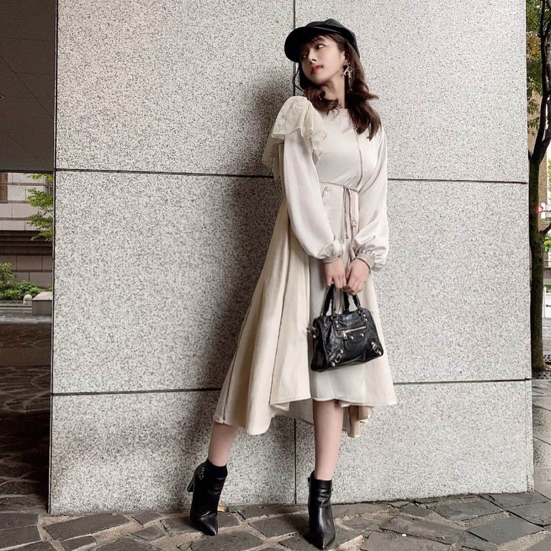 茜里さんのインスタグラム写真 - (茜里Instagram)「本日‼️11/29(日)19時〜Material mix piping dress 販売予定 ¥27,200円+tax  💫ほんのり光沢のある素材とスエードミックス、パイピングで縁取ったアシンメトリーなワンピース❤︎ デコルテチラ見せでRiuらしい🥺 裾のラインは後ろに向けて長めに設定🎀 袖もふんわりボリューミー、フレアたっぷりの、生地を沢山使用したドレスとなっています⭐️ 即発送なので寒くなってきたこの時期のデートにいかがですか？🥂 アウターの下のワンピース、薄着だと寒いので裏地あり長袖のワンピースで暖かく可愛く1着でコーデを決めちゃいましょう🎅」11月29日 6時37分 - riuakari